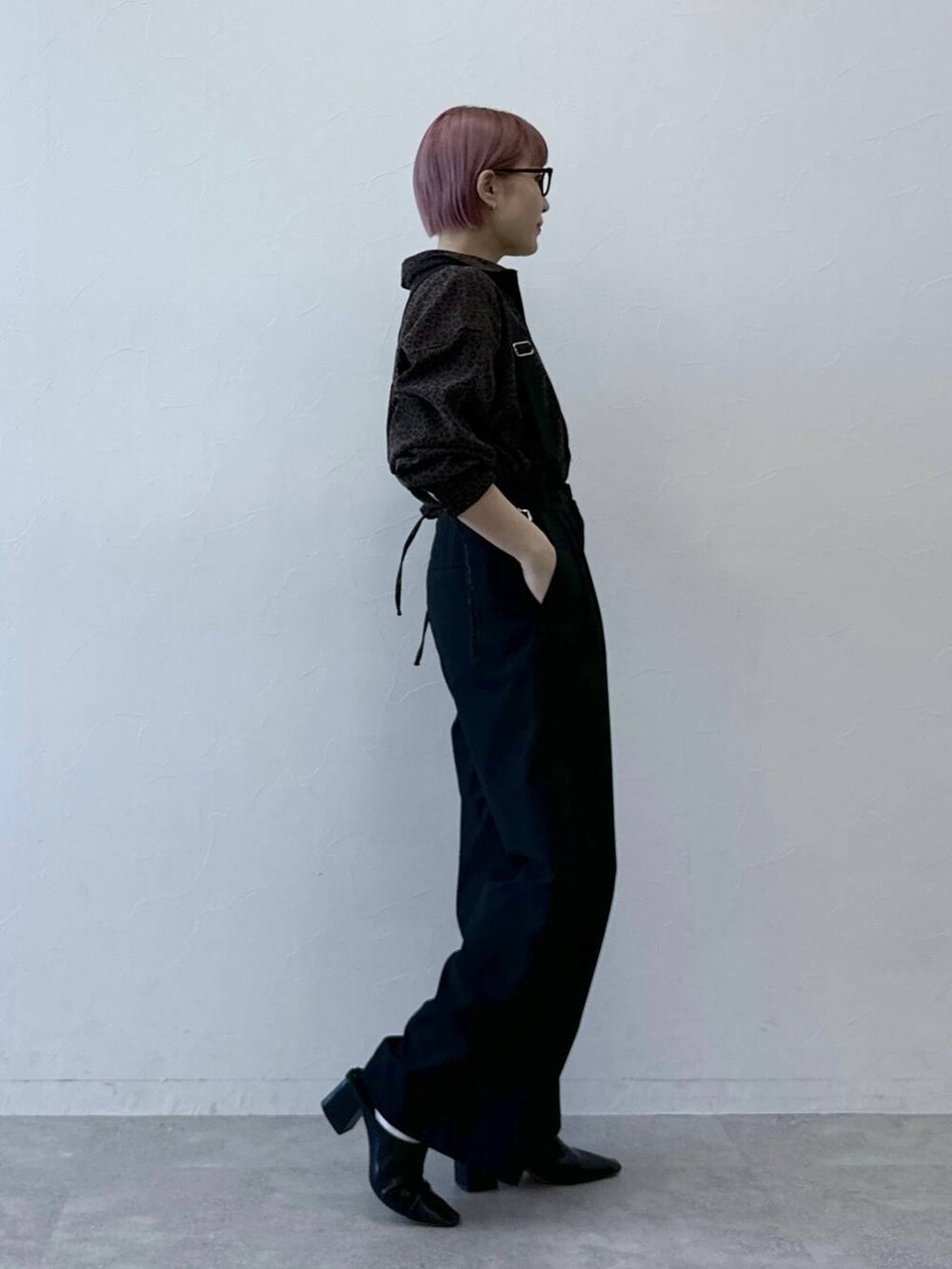 ブラウン系のシャツ/ブラウス、ブラック系のスラックスを着用したレディースの冬コーディネートの4枚目の写真