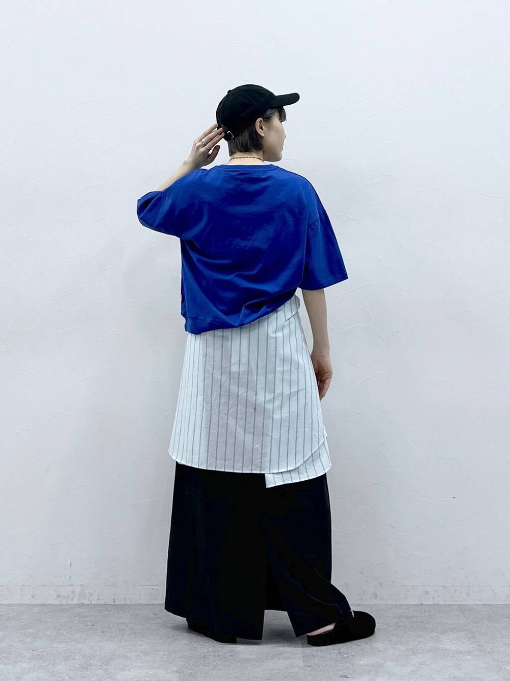 グリーン系のシャツ/ブラウス、ブルー系のTシャツ/カットソー、ブラック系のモカシン/デッキシューズを着用したレディースの春コーディネートの5枚目の写真