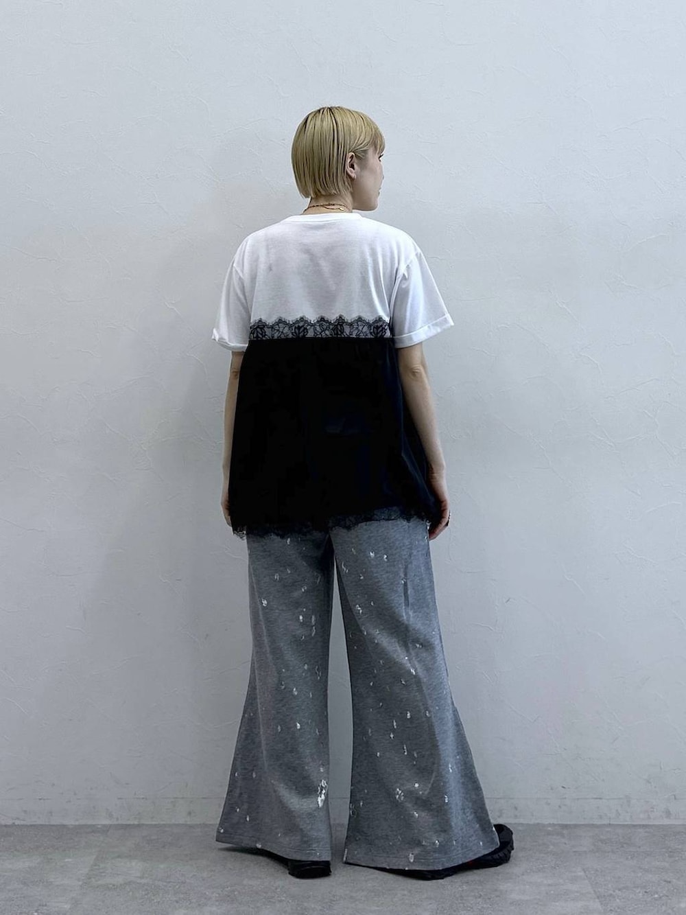 ホワイト系のTシャツ/カットソー、グレー系のスウェットパンツを着用したレディースの春コーディネートの5枚目の写真