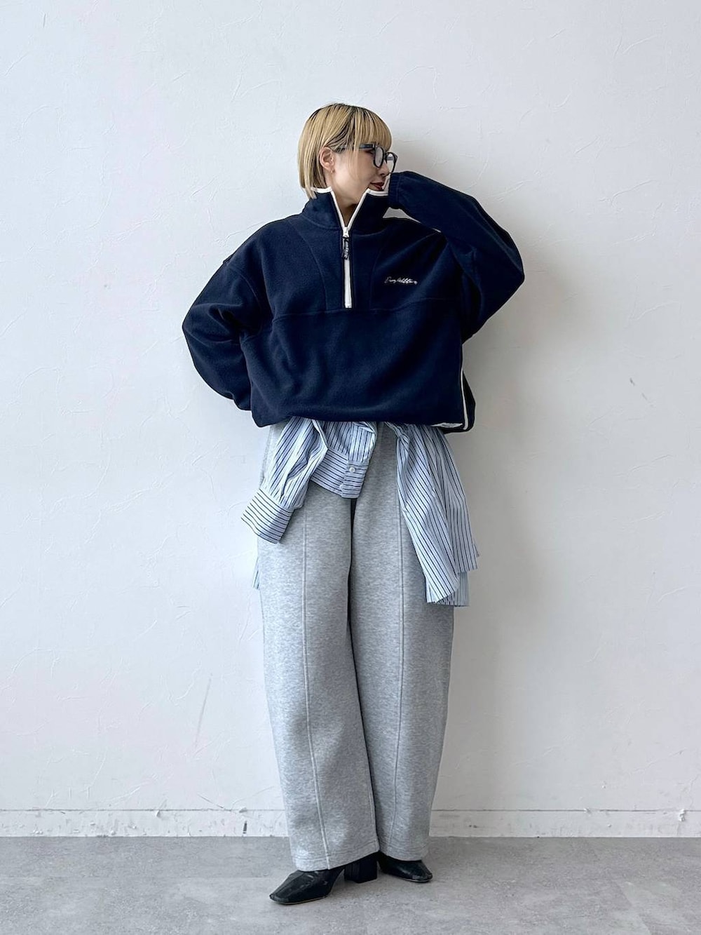 ブルー系のスウェット、ブルー系のTシャツ/カットソー、グレー系のスウェットパンツを着用したレディースの秋コーディネートの3枚目の写真