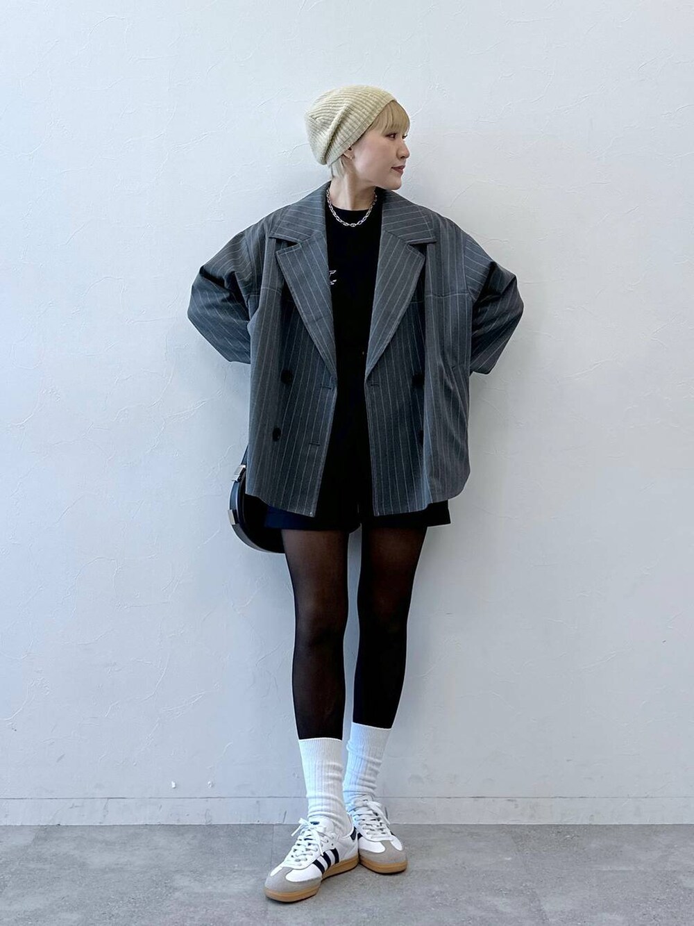 ブラック系のその他パンツ、ブラック系のTシャツ/カットソー、ベージュ系のハンチング/ベレー帽を着用したレディースの冬コーディネートの5枚目の写真