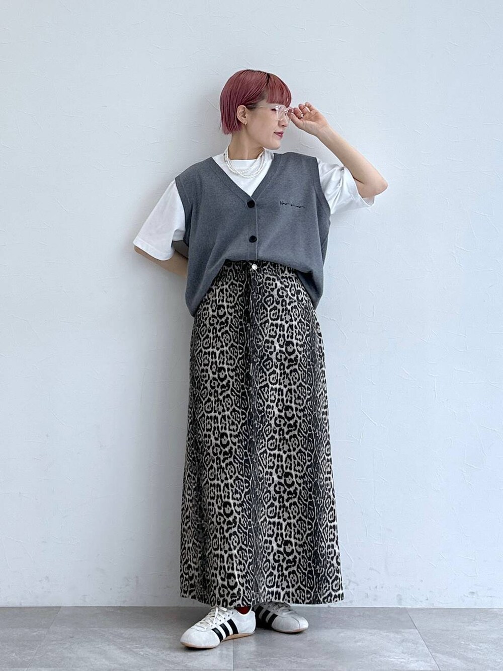 ホワイト系のスニーカー、ホワイト系のTシャツ/カットソー、その他のスカートを着用したレディースの春コーディネートの3枚目の写真