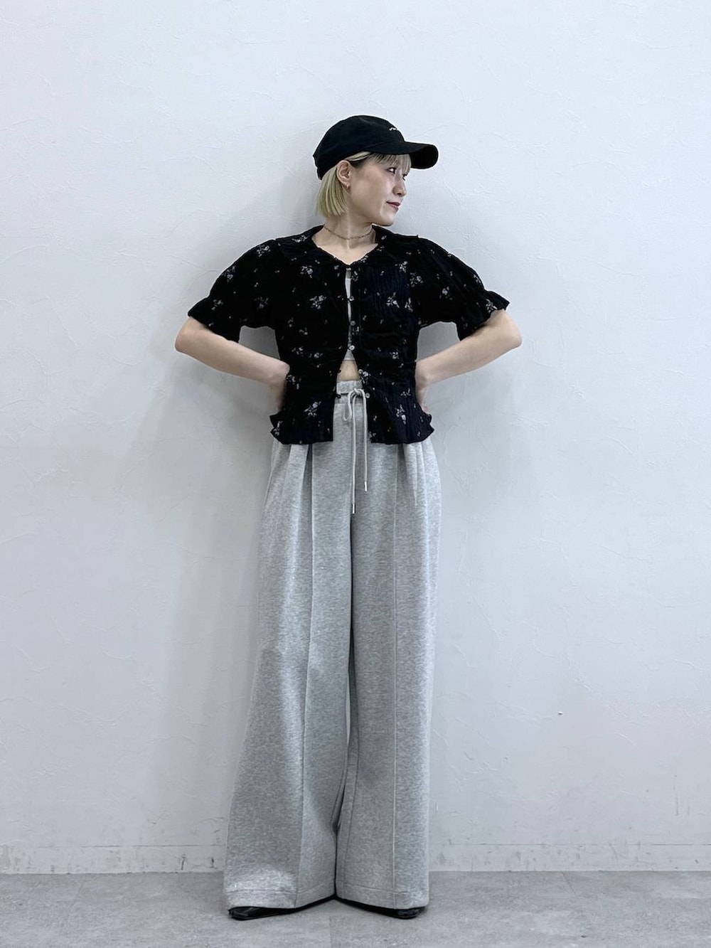 ブラック系のシャツ/ブラウス、グレー系のスウェットパンツを着用したレディースの夏コーディネートの2枚目の写真