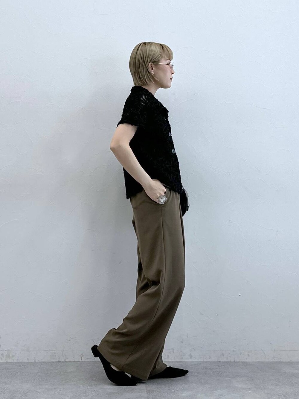 ブラック系のシャツ/ブラウス、ブラウン系のスラックスを着用したレディースの夏コーディネートの5枚目の写真