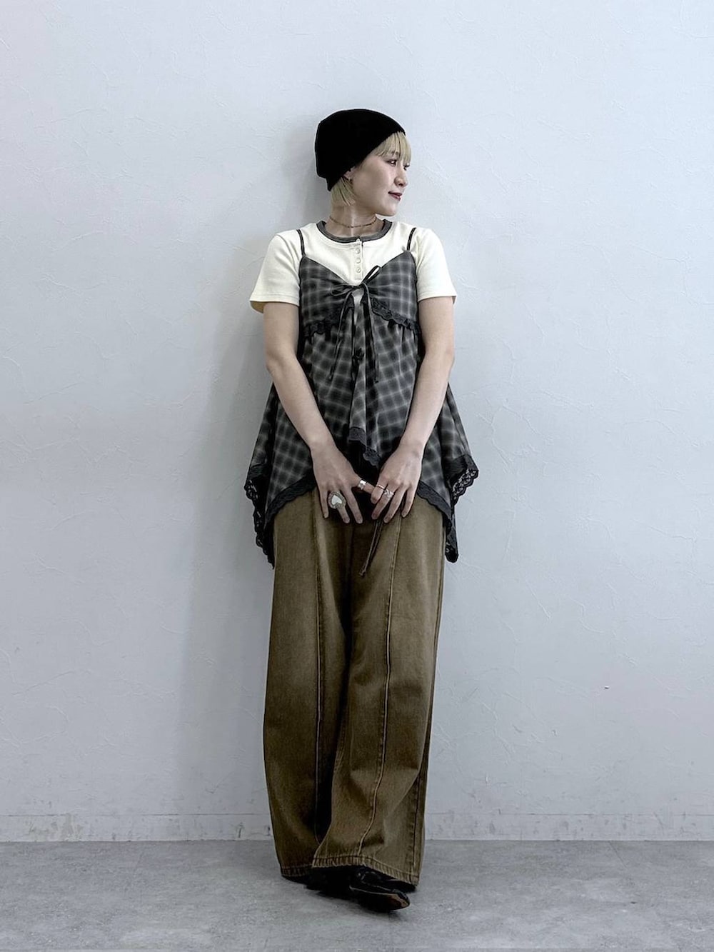ブラウン系のデニムパンツ、ホワイト系のTシャツ/カットソー、グリーン系のキャミソールを着用したレディースの夏コーディネートの3枚目の写真