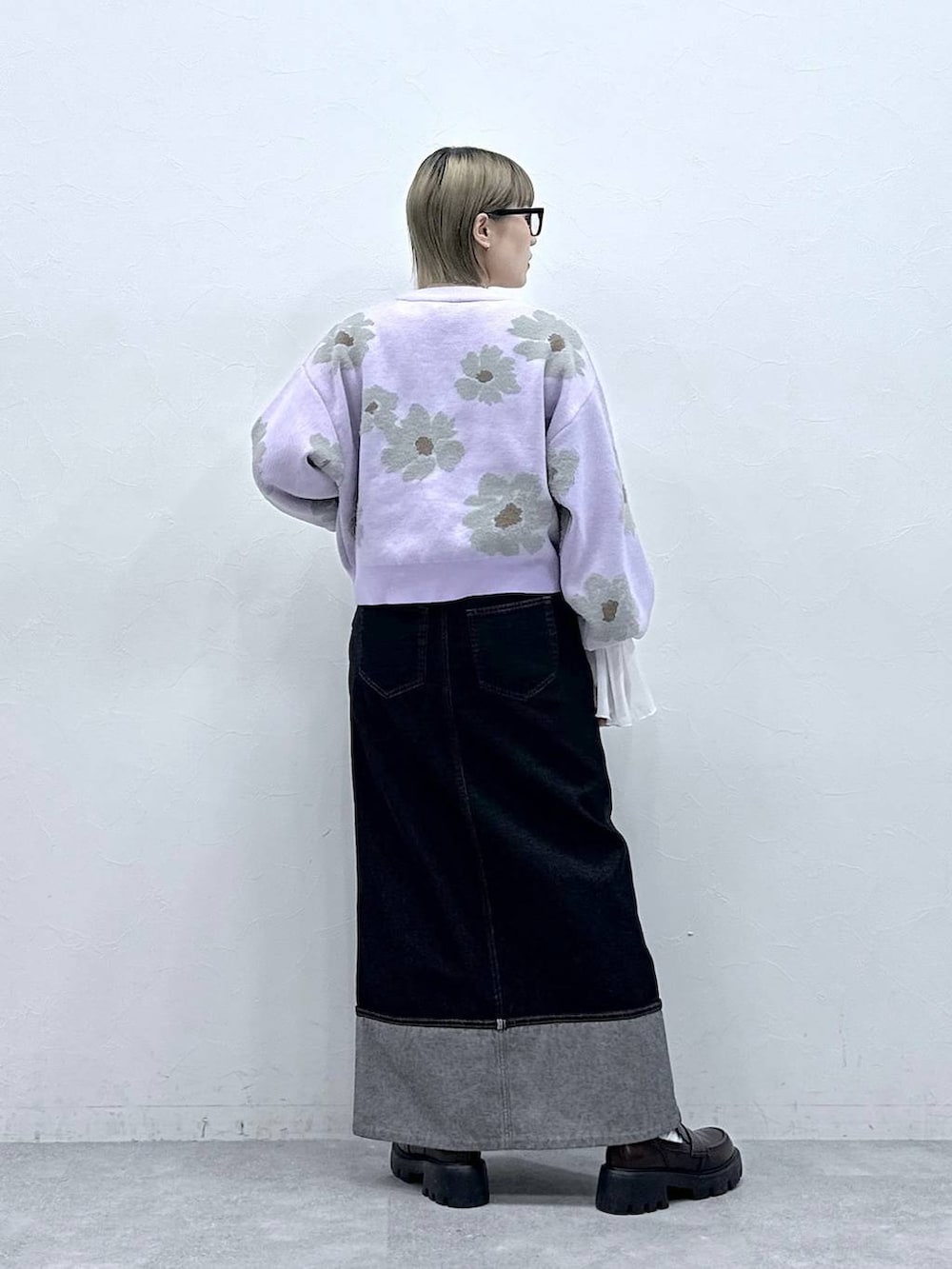 ブラック系のローファー、ホワイト系のTシャツ/カットソー、パープル系のニット/セーターを着用したレディースの冬コーディネートの5枚目の写真