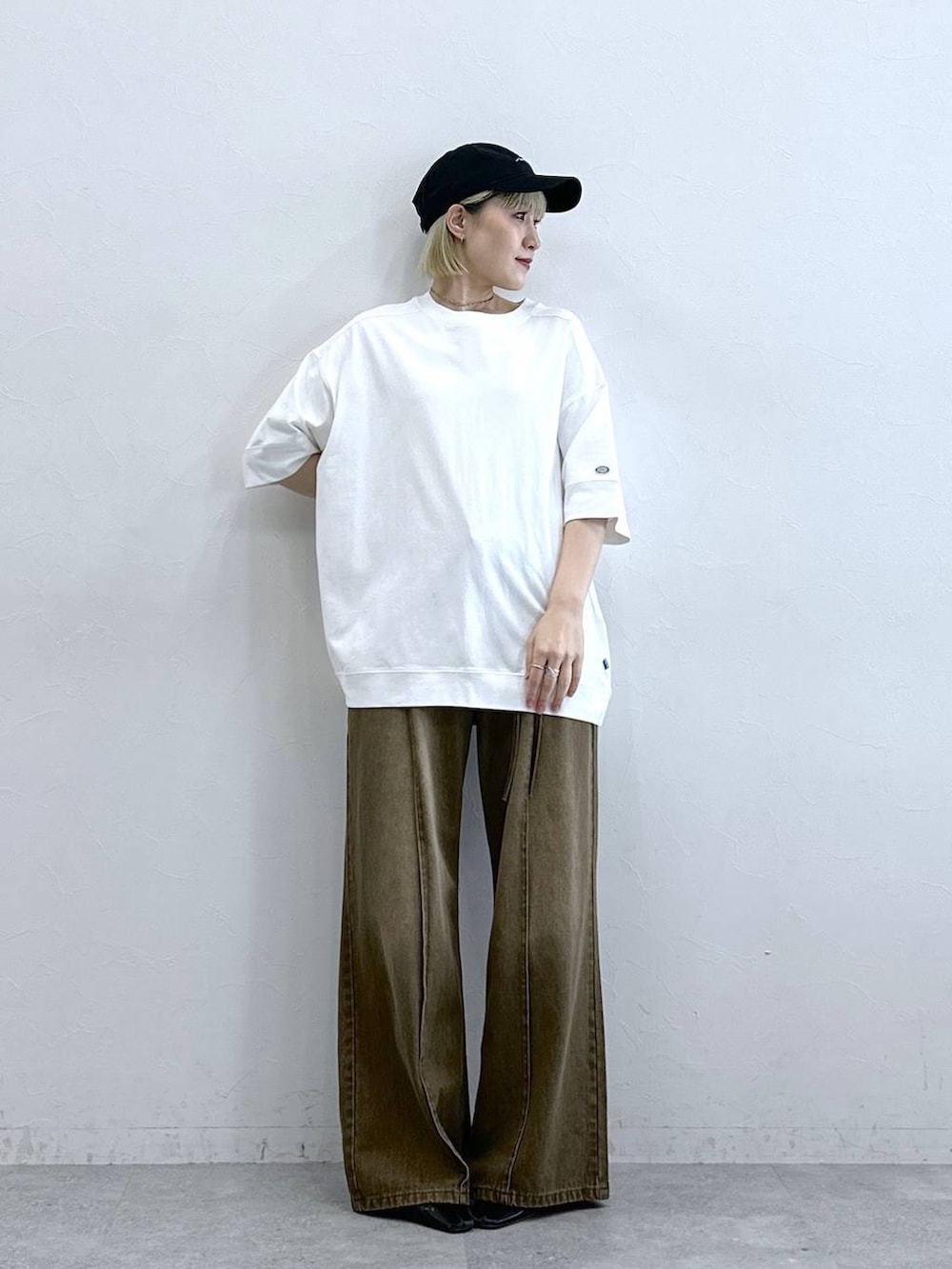 ホワイト系のTシャツ/カットソー、ブラウン系のデニムパンツを着用したレディースの夏コーディネートの2枚目の写真