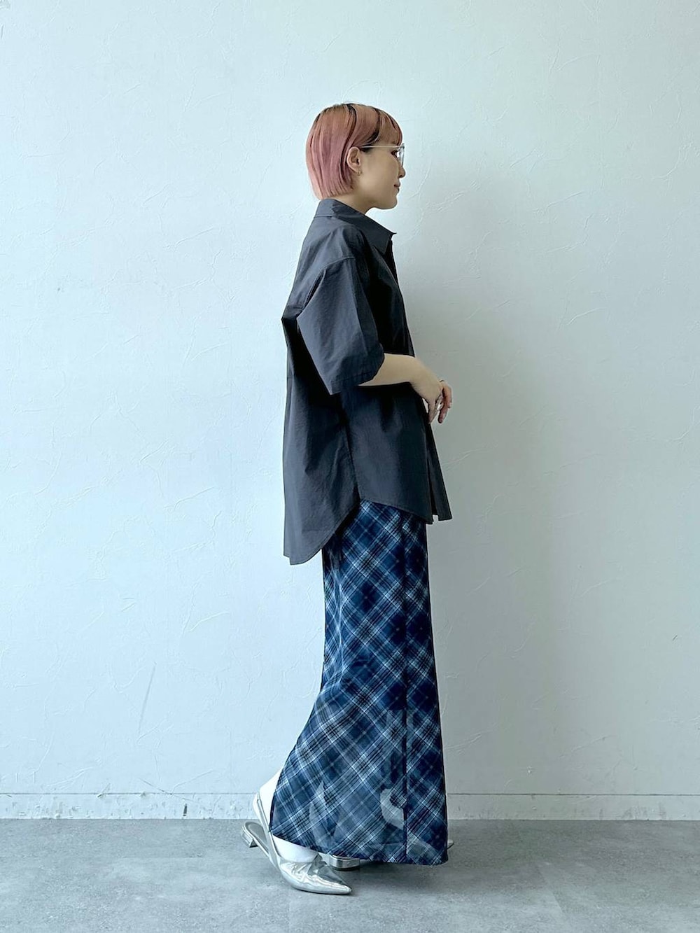 ブルー系のスカート、グレー系のシャツ/ブラウス、ブラック系のメガネを着用したレディースの春コーディネートの4枚目の写真