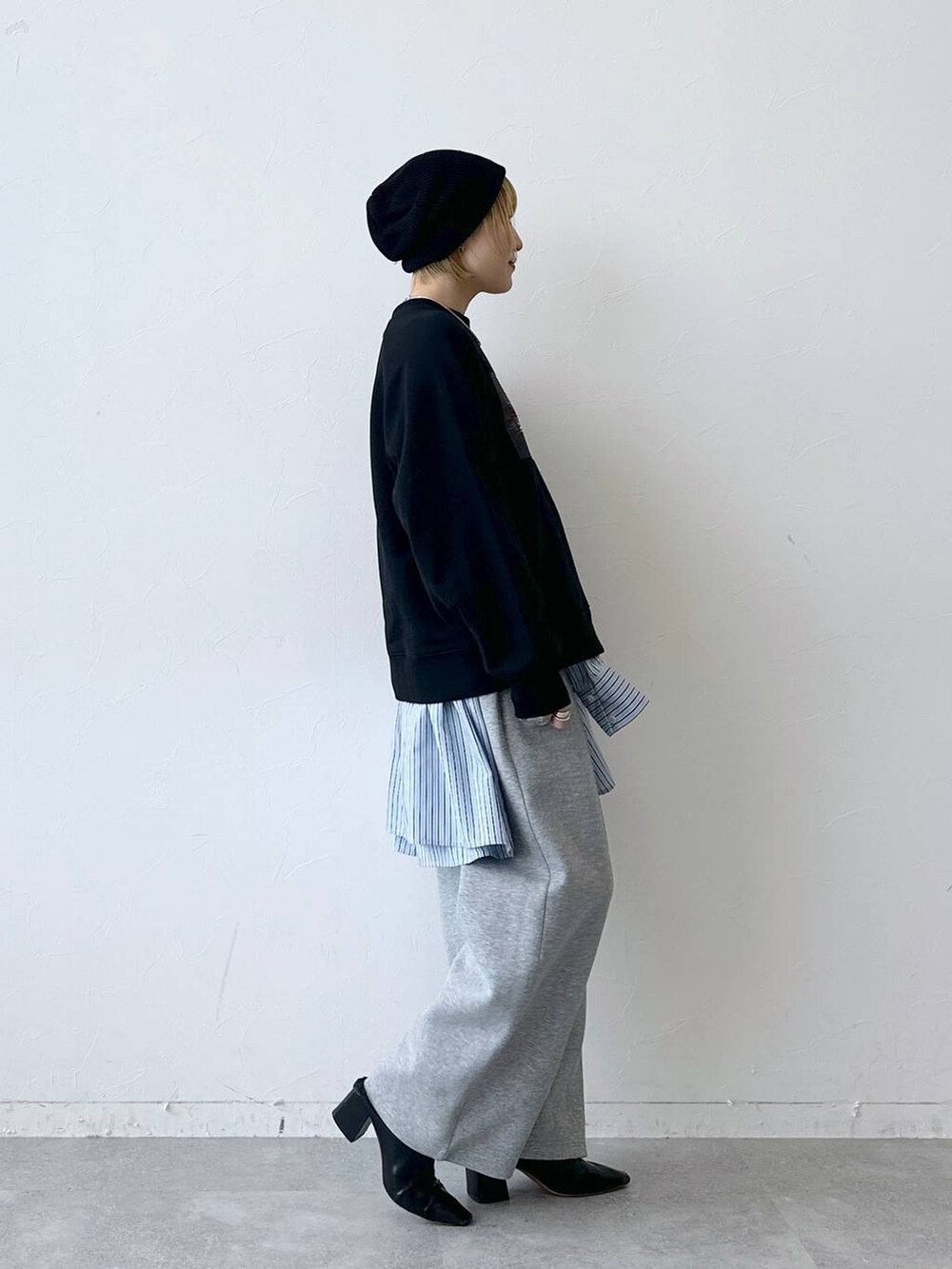 ブラック系のスウェット、グレー系のスウェットパンツ、ブルー系のTシャツ/カットソーを着用したレディースの冬コーディネートの4枚目の写真