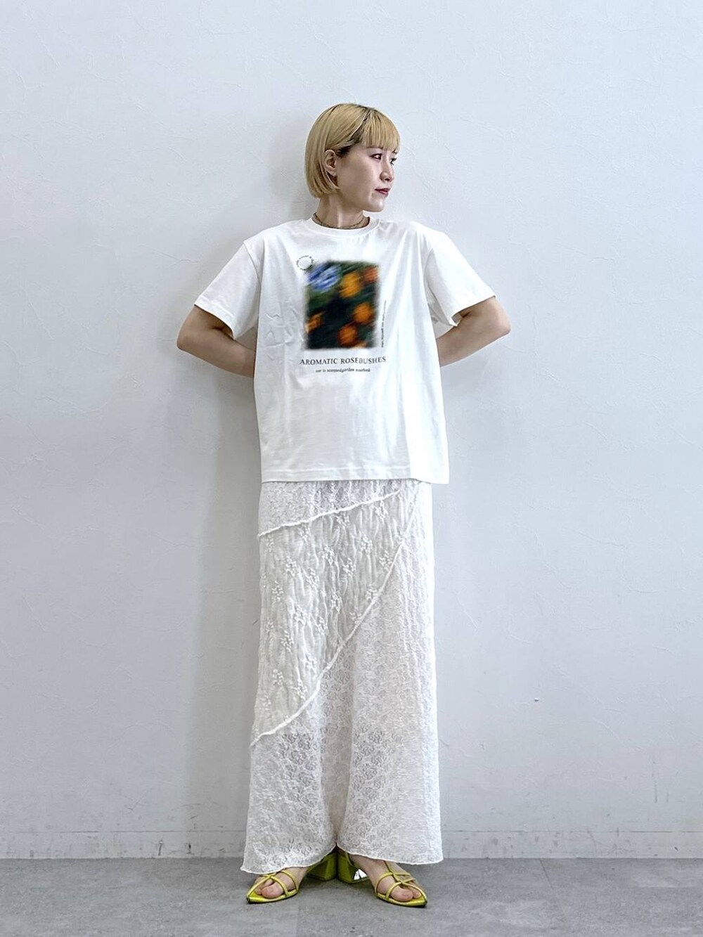 ホワイト系のTシャツ/カットソー、ホワイト系のスカートを着用したレディースの春コーディネートの3枚目の写真