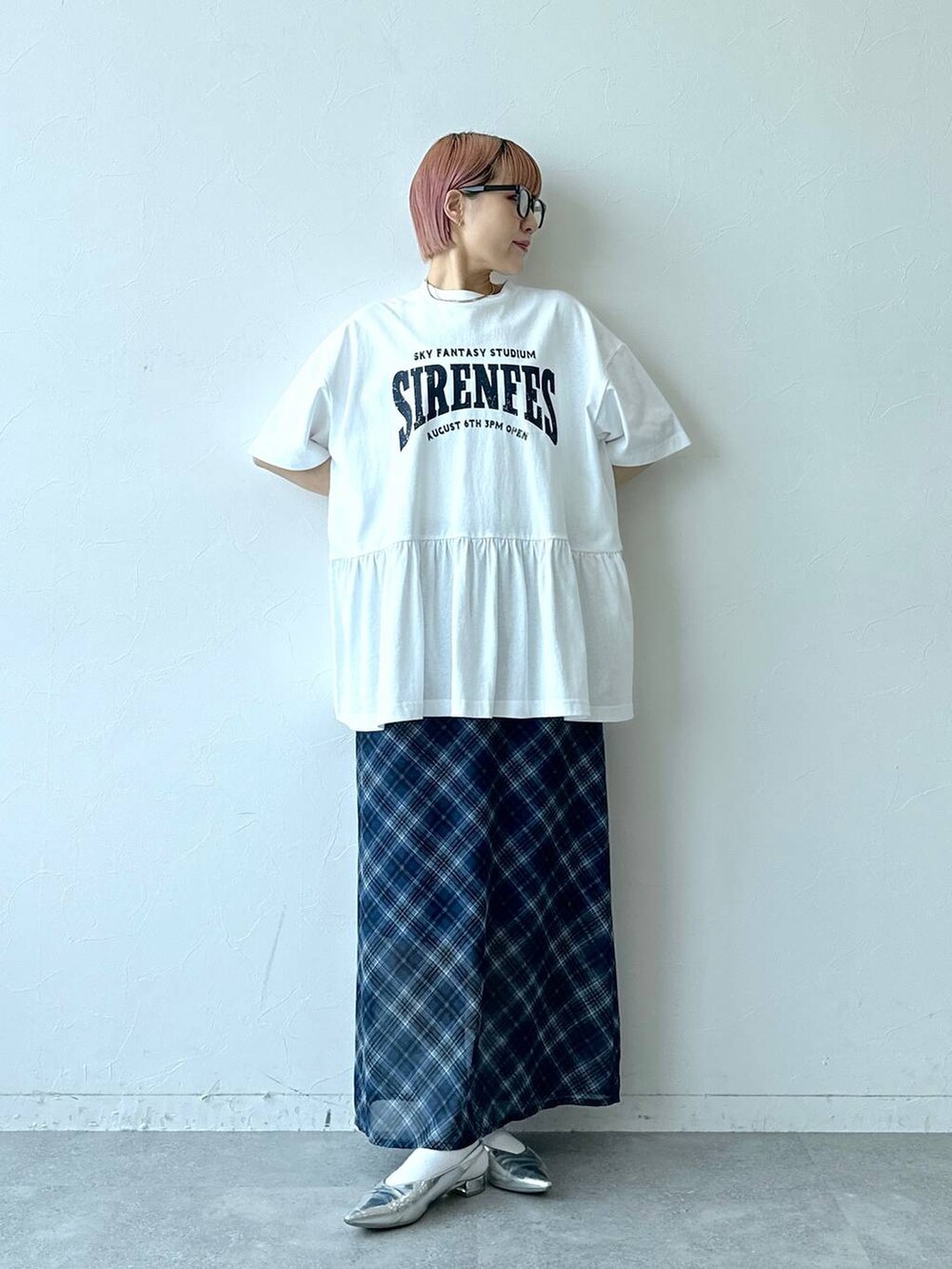 ブルー系のスカート、ホワイト系のTシャツ/カットソー、グレー系のメガネを着用したレディースの春コーディネートの2枚目の写真