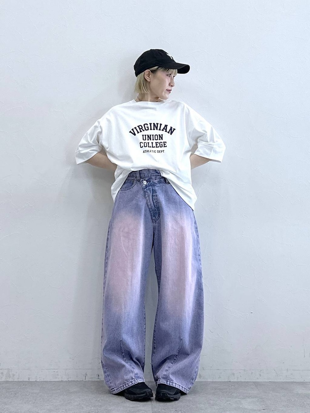 ピンク系のデニムパンツ、ホワイト系のTシャツ/カットソーを着用したレディースの夏コーディネートの2枚目の写真
