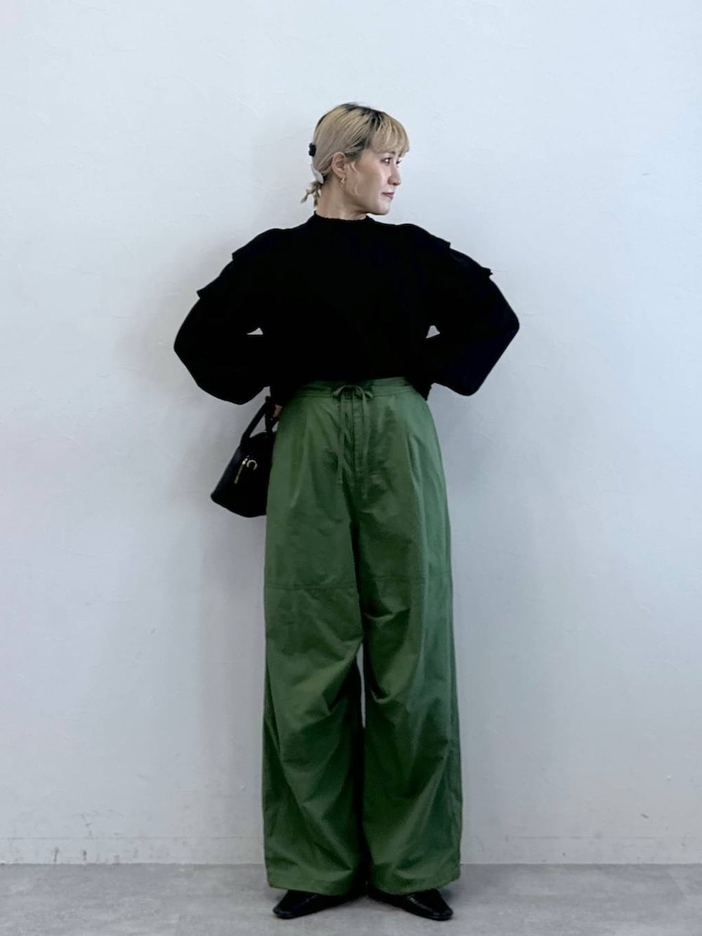 グリーン系のカーゴパンツ、ブラック系のシャツ/ブラウスを着用したレディースの秋コーディネートの2枚目の写真