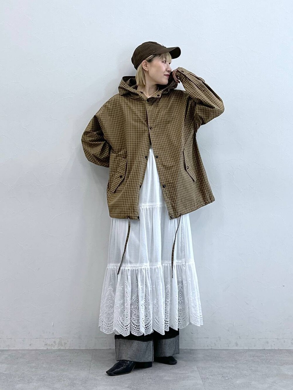 ブラック系のデニムパンツ、イエロー系のシャツ/ブラウス、ホワイト系のスカートを着用したレディースの夏コーディネートの3枚目の写真