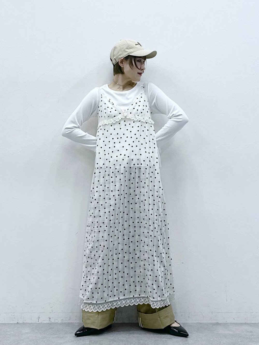 ブラック系のパンプス、ベージュ系のチノパンツ、ホワイト系のTシャツ/カットソーを着用したレディースの冬コーディネートの2枚目の写真