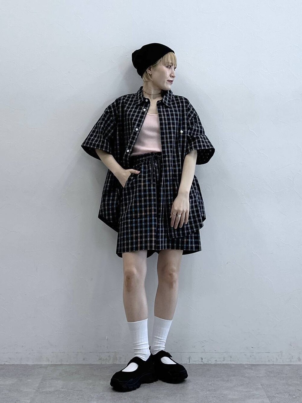 ピンク系のタンクトップ、ブラック系のその他パンツ、ブラック系のシャツ/ブラウスを着用したレディースの春コーディネートの3枚目の写真