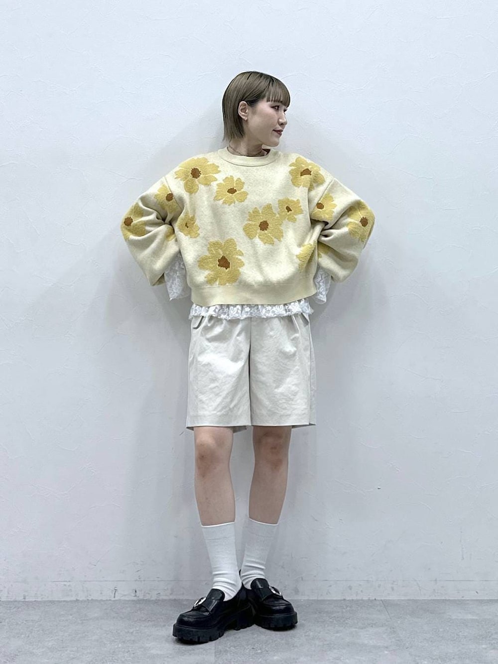 その他のローファー、ベージュ系のニット/セーター、ホワイト系のスラックスを着用したレディースの冬コーディネートの2枚目の写真