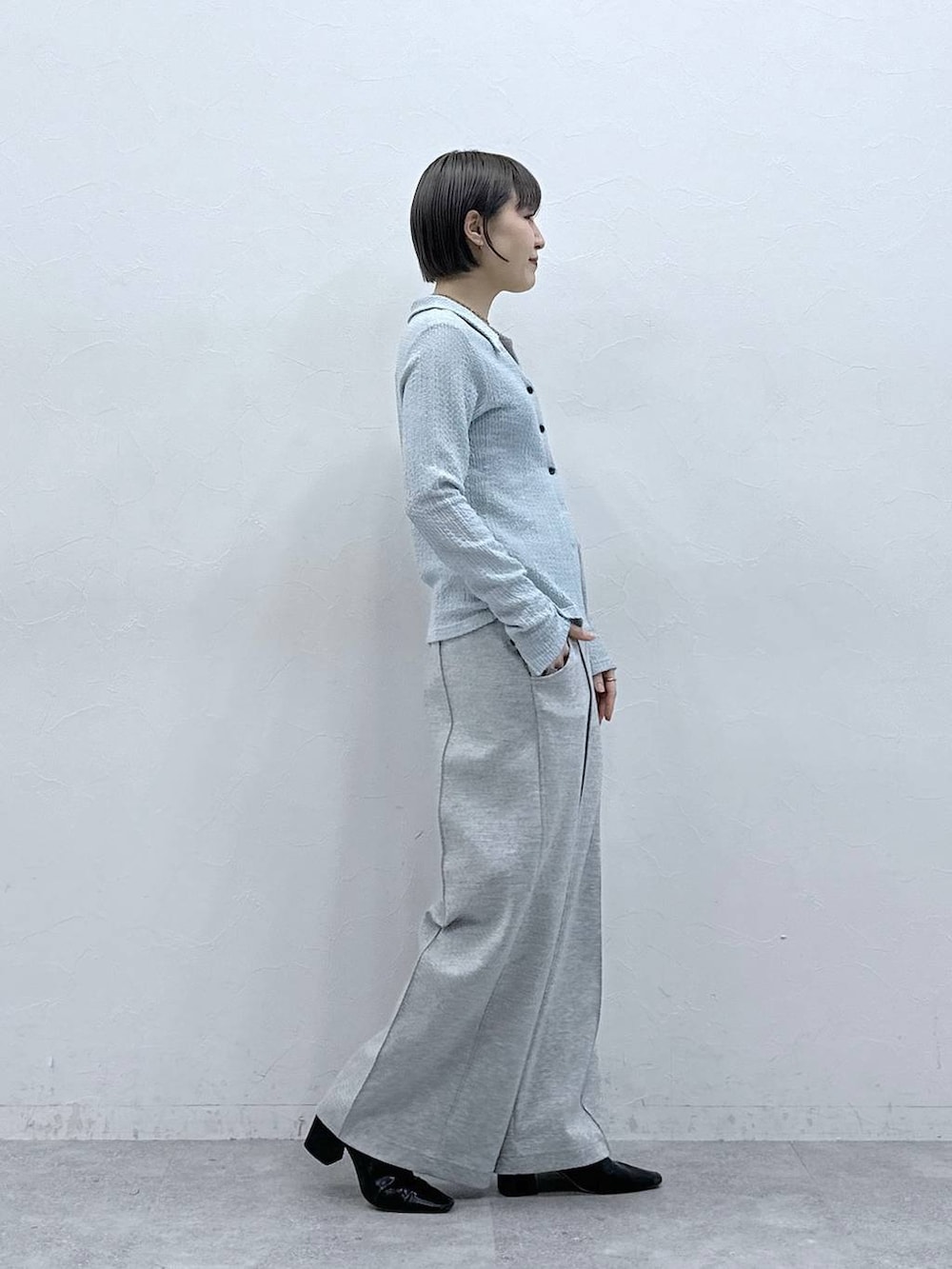 グレー系のスウェットパンツ、ブルー系のカーディガン/ボレロを着用したレディースの春コーディネートの5枚目の写真