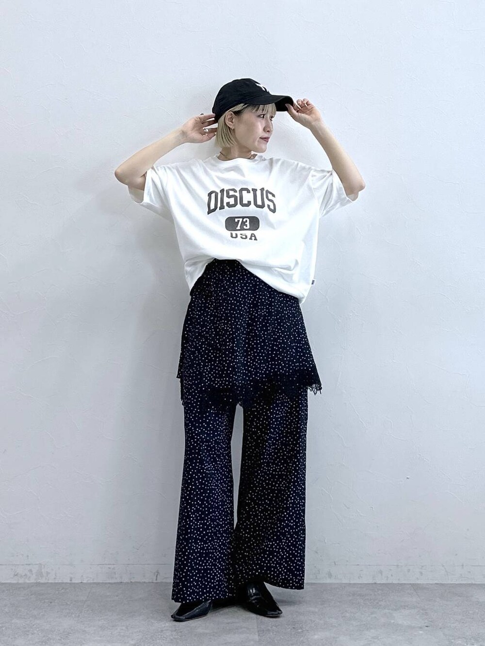 ホワイト系のTシャツ/カットソー、その他のその他パンツを着用したレディースの夏コーディネートの2枚目の写真