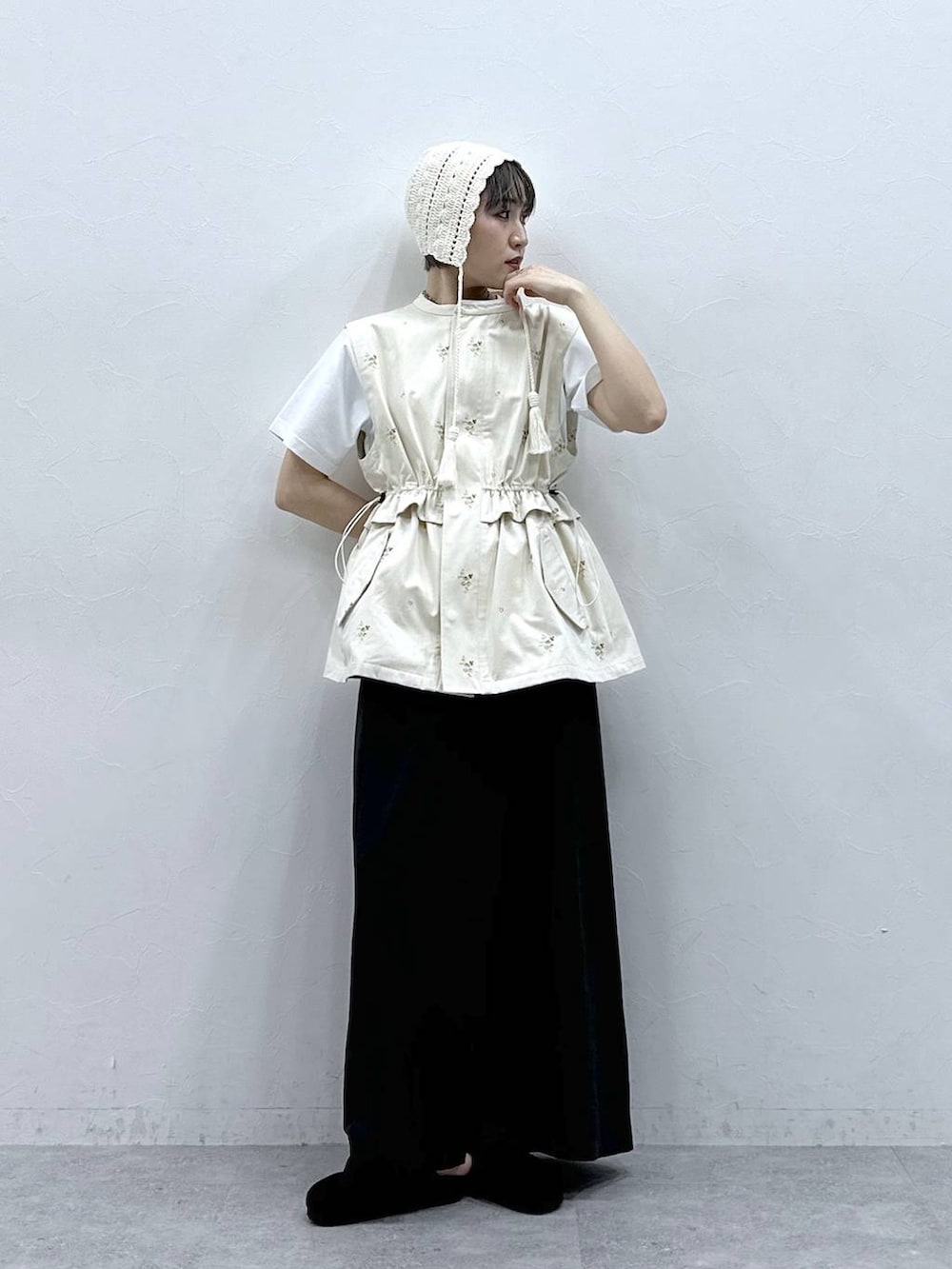 ブラック系のモカシン/デッキシューズ、ブラック系のスカート、ホワイト系のTシャツ/カットソーを着用したレディースの春コーディネートの4枚目の写真