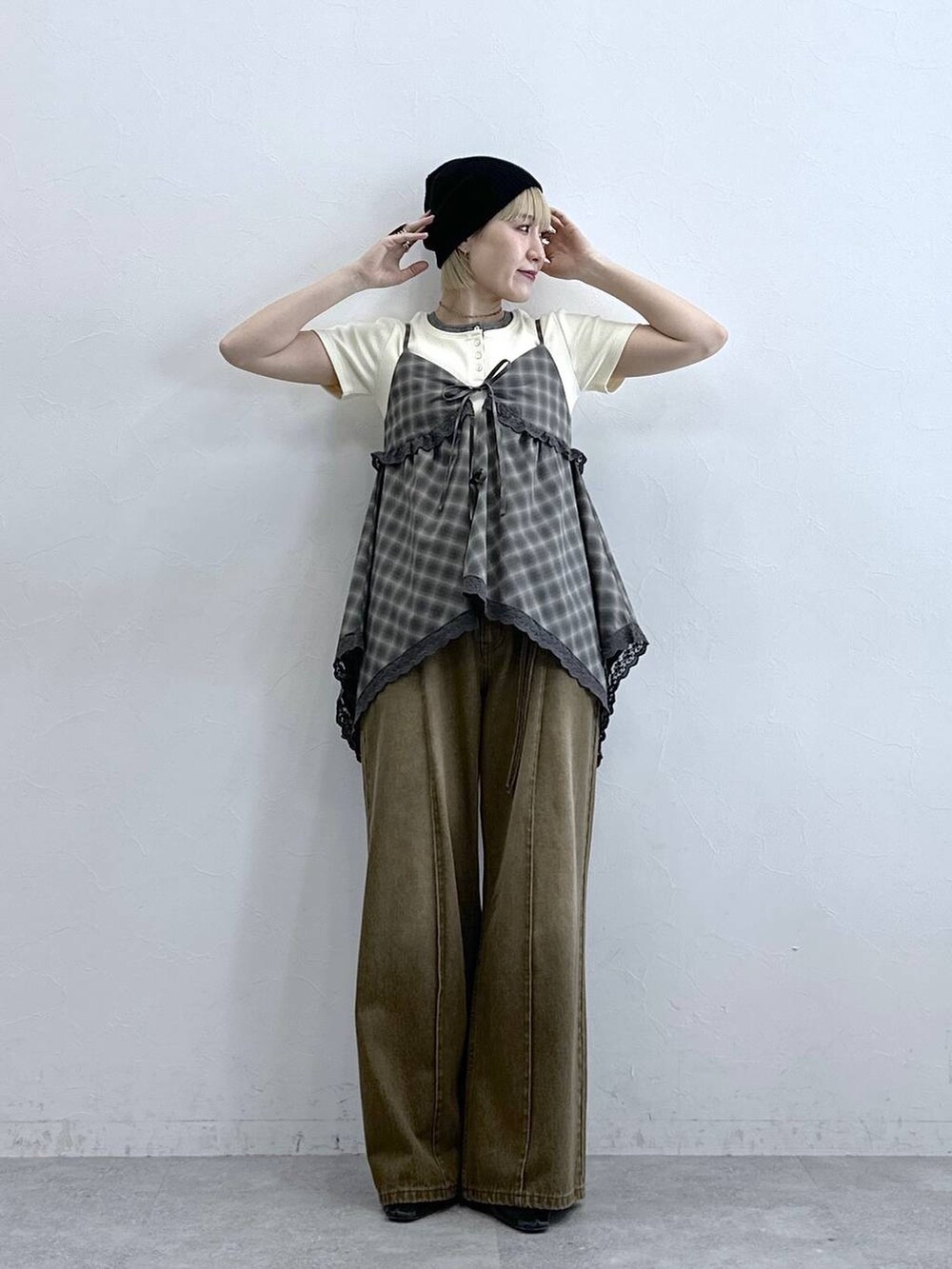ブラウン系のデニムパンツ、ホワイト系のTシャツ/カットソー、グリーン系のキャミソールを着用したレディースの夏コーディネートの4枚目の写真
