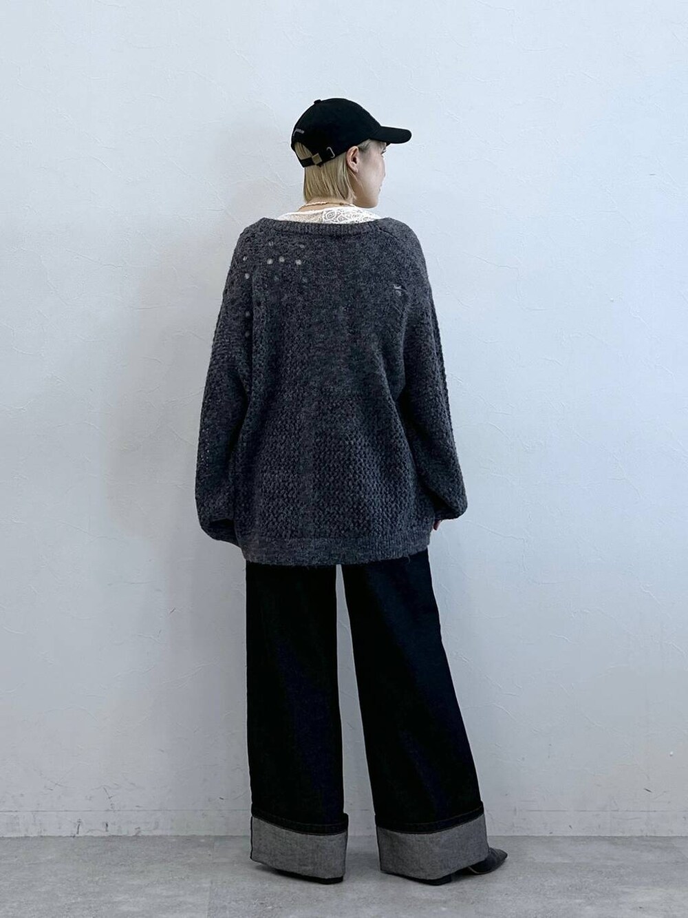 グレー系のカーディガン/ボレロ、ブラック系のデニムパンツ、ホワイト系のTシャツ/カットソーを着用したレディースの夏コーディネートの7枚目の写真