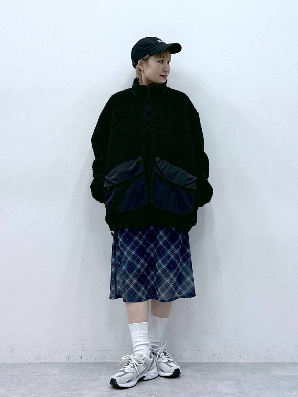 ブラック系のブルゾン、ブラック系のキャップを着用したレディースの冬コーディネートの5枚目の写真