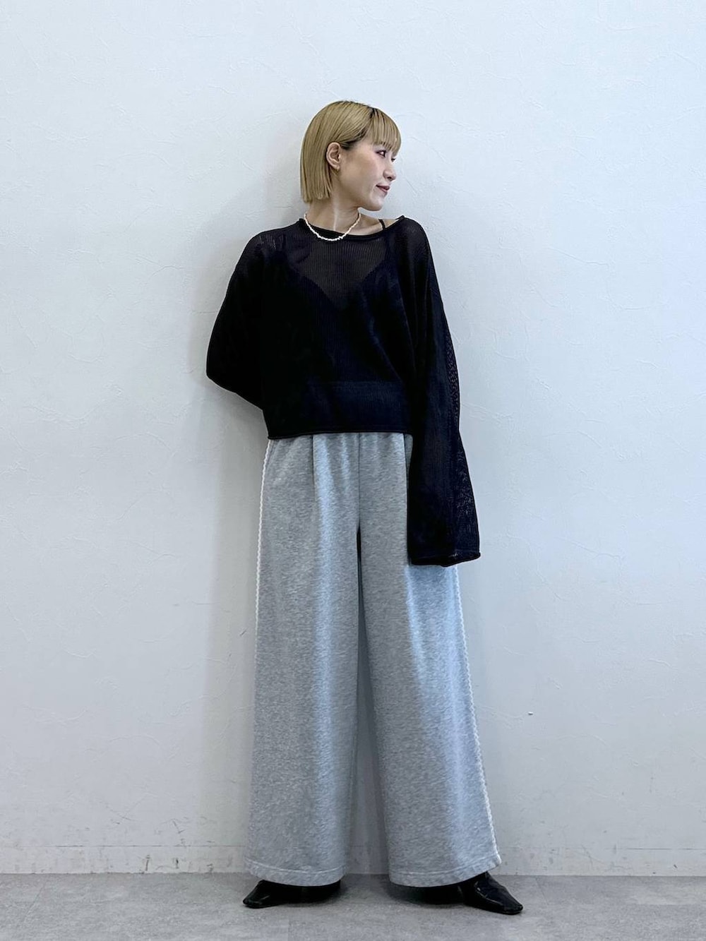 「RAGEBLUEのサイドミニレース/イージースウェットパンツ（スウェットパンツ、グレー系）」を使った、たけおさん（レディース・157cm）の夏コーディネートの4枚目の写真