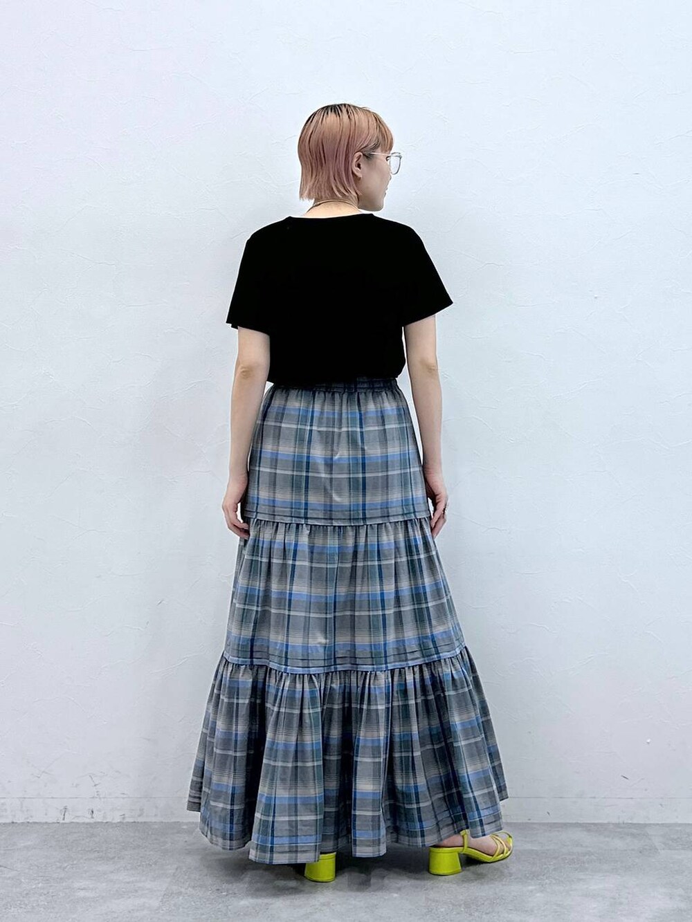 ブラック系のTシャツ/カットソー、シルバー系のネックレス、ブラック系のメガネを着用したレディースの春コーディネートの7枚目の写真