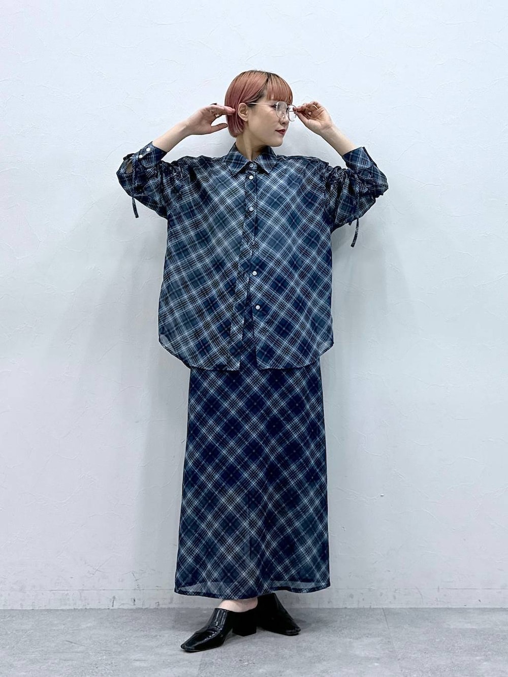 ブルー系のスカート、ブルー系のシャツ/ブラウスを着用したレディースの春コーディネートの2枚目の写真