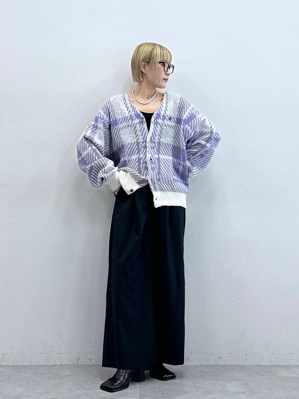 ブラック系のテーラードジャケット、その他のニット/セーター、グレー系のメガネを着用したレディースの秋コーディネートの5枚目の写真