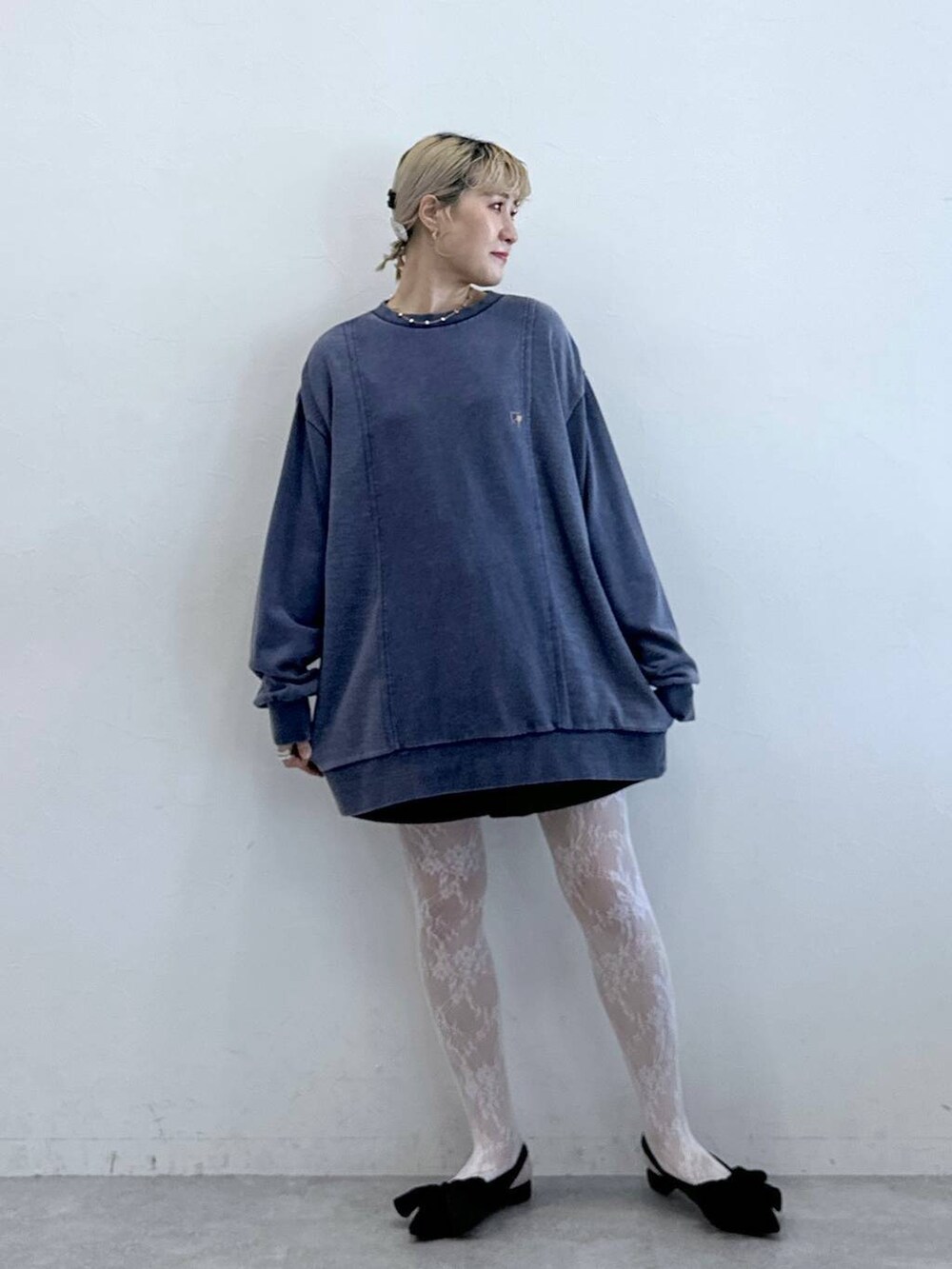 ブラック系のパンプス、ブラック系のチノパンツ、ブルー系のスウェットを着用したレディースの秋コーディネートの3枚目の写真