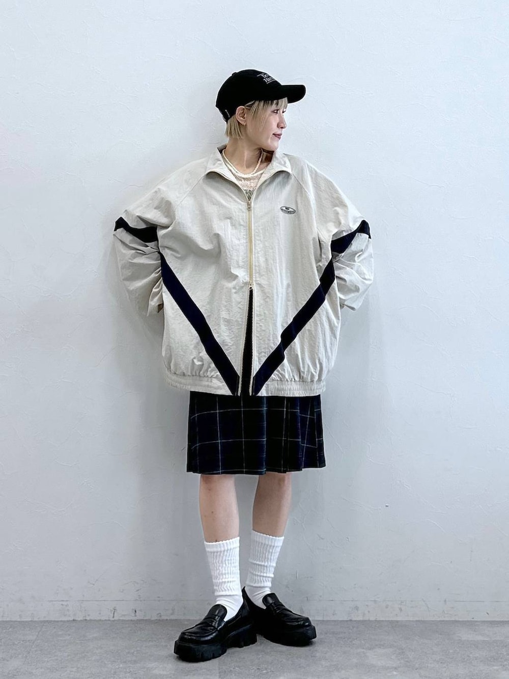 ブラック系のローファー、ホワイト系のTシャツ/カットソー、ホワイト系のブルゾンを着用したレディースの秋コーディネートの2枚目の写真