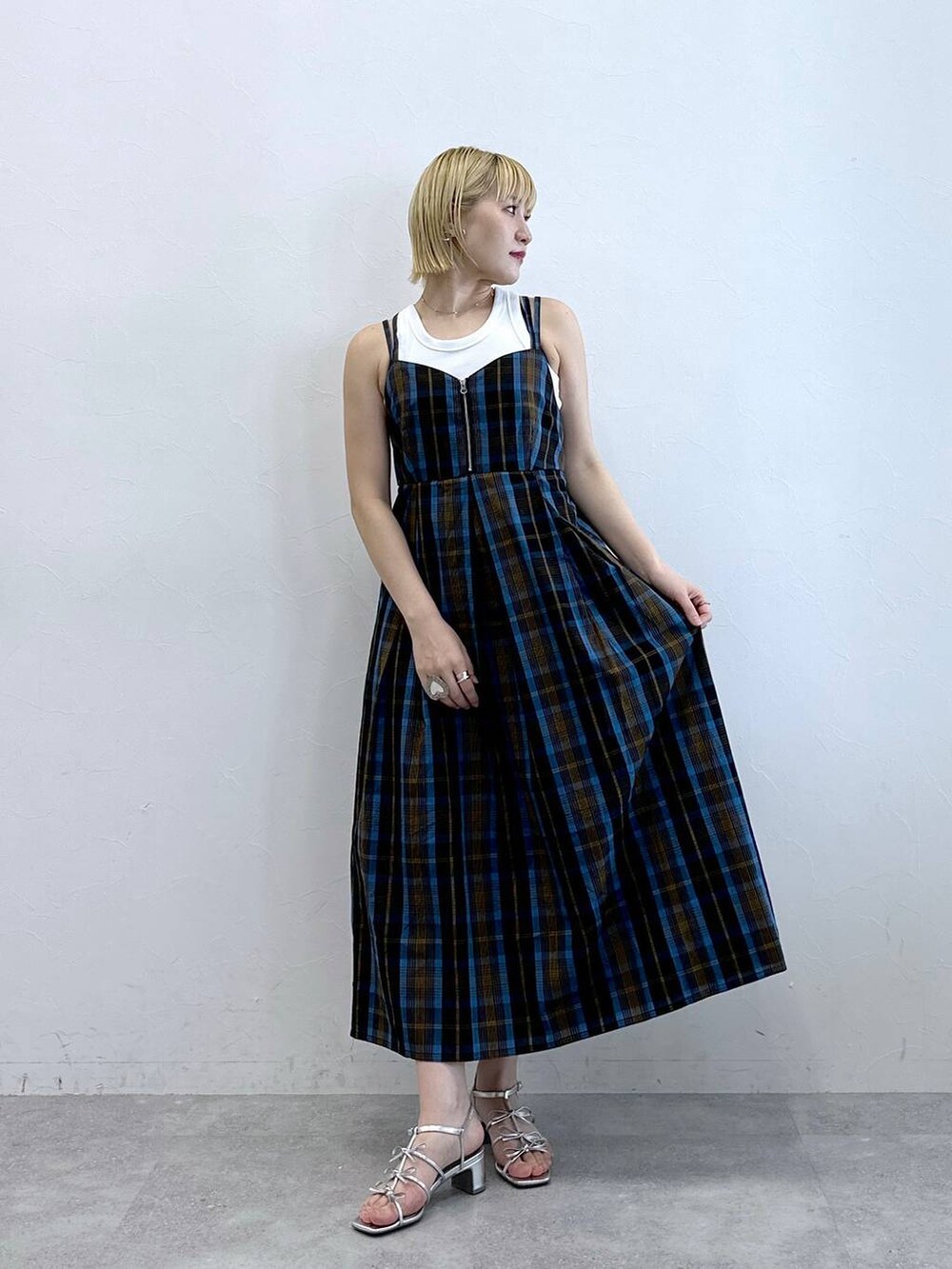 ブルー系のワンピース、シルバー系のサンダルを着用したレディースの夏コーディネートの2枚目の写真