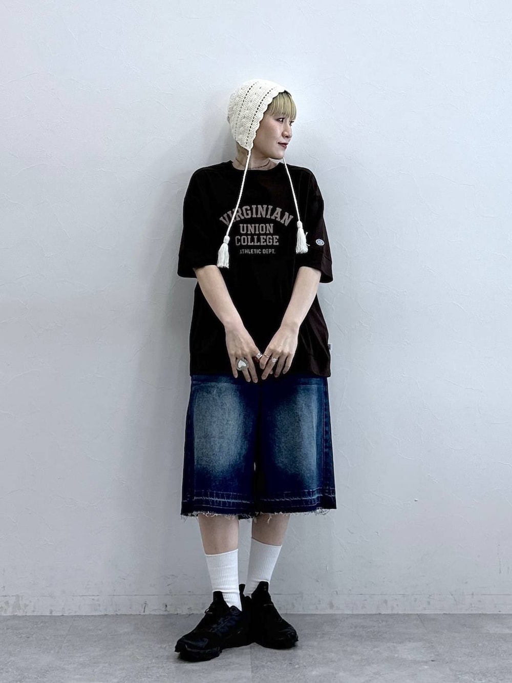 ブルー系のデニムパンツ、ブラウン系のTシャツ/カットソー、ホワイト系のニットキャップ/ビーニーを着用したレディースの夏コーディネートの3枚目の写真
