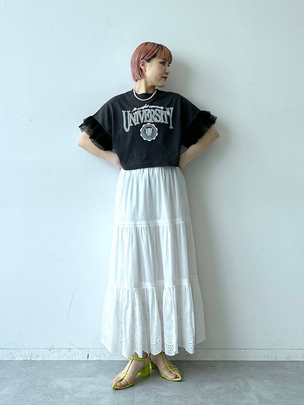 ブラック系のTシャツ/カットソー、ホワイト系のスカートを着用したレディースの春コーディネートの2枚目の写真