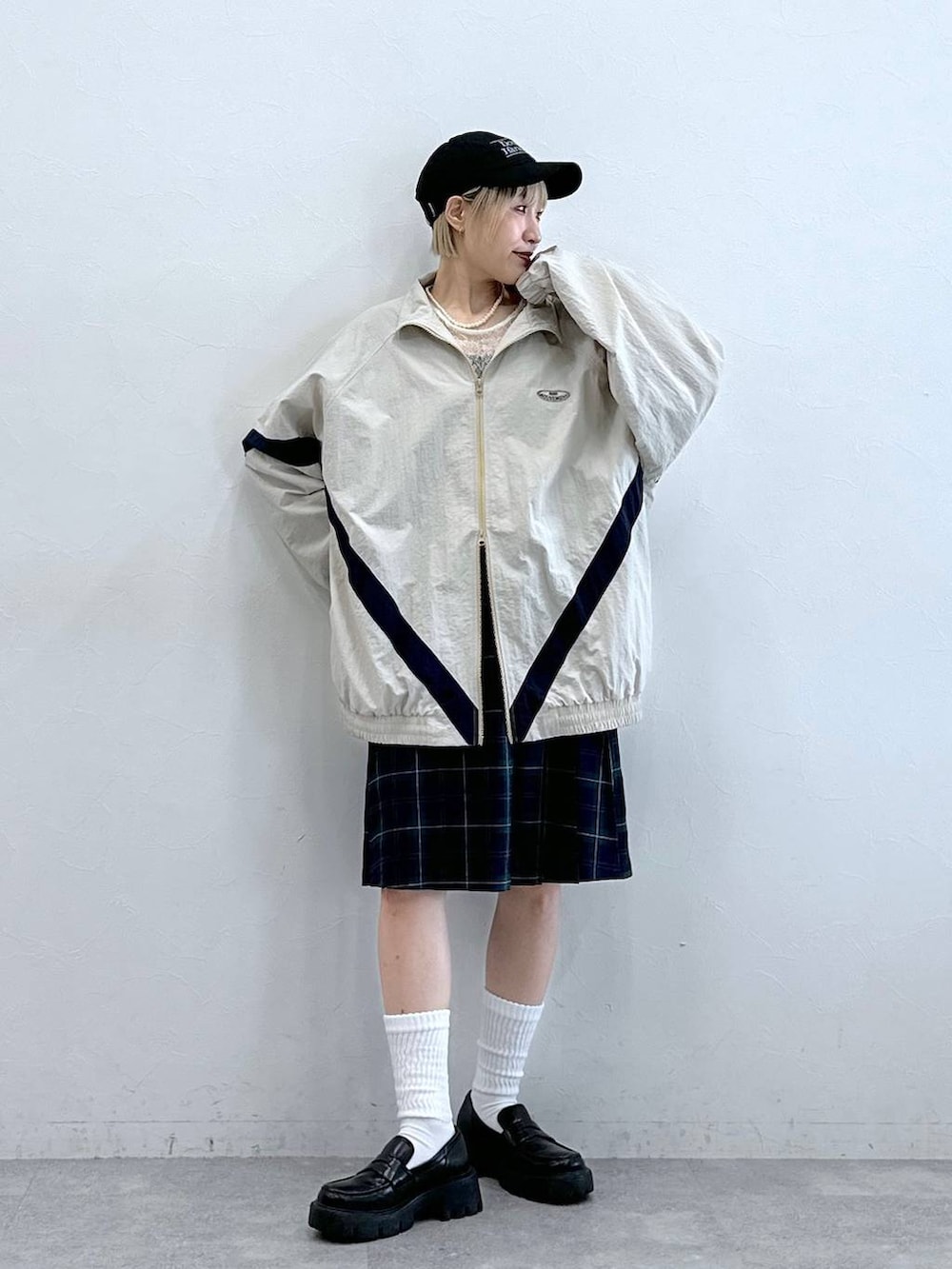 ブラック系のローファー、ホワイト系のTシャツ/カットソー、ホワイト系のブルゾンを着用したレディースの秋コーディネートの5枚目の写真