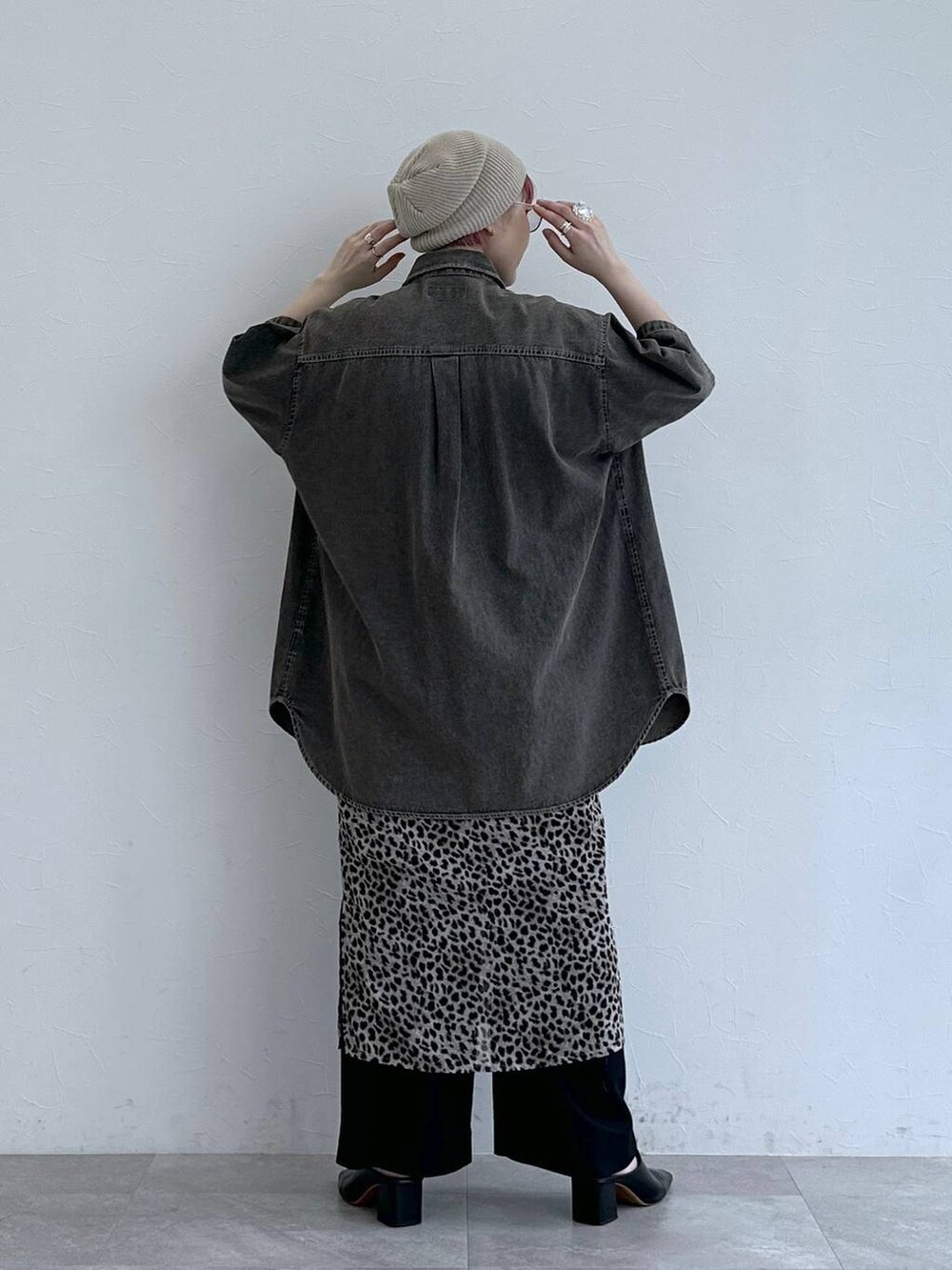 ブラック系のスラックス、ベージュ系のスカート、ブラウン系のシャツ/ブラウスを着用したレディースの春コーディネートの6枚目の写真