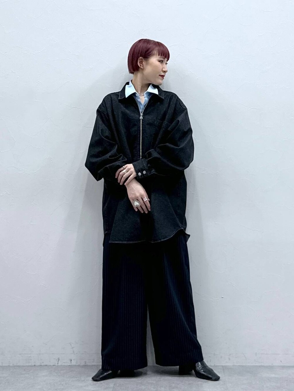 ブラック系のシャツ/ブラウス、ブルー系のスラックス、ブルー系のシャツ/ブラウスを着用したレディースの春コーディネートの4枚目の写真