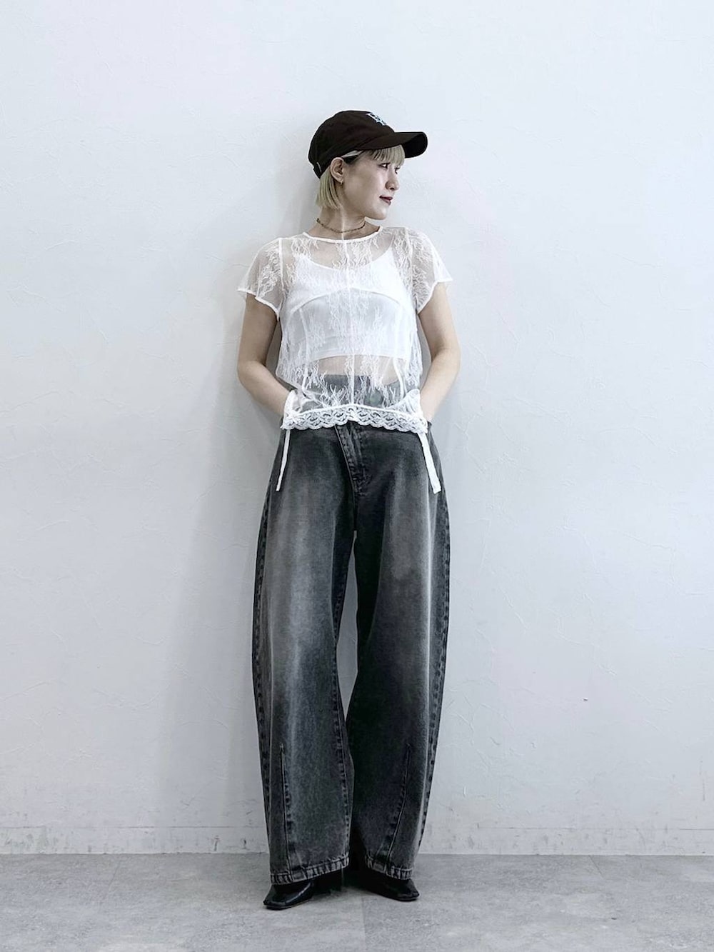 グレー系のデニムパンツ、ホワイト系のTシャツ/カットソー、ホワイト系のブラジャーを着用したレディースの夏コーディネートの2枚目の写真