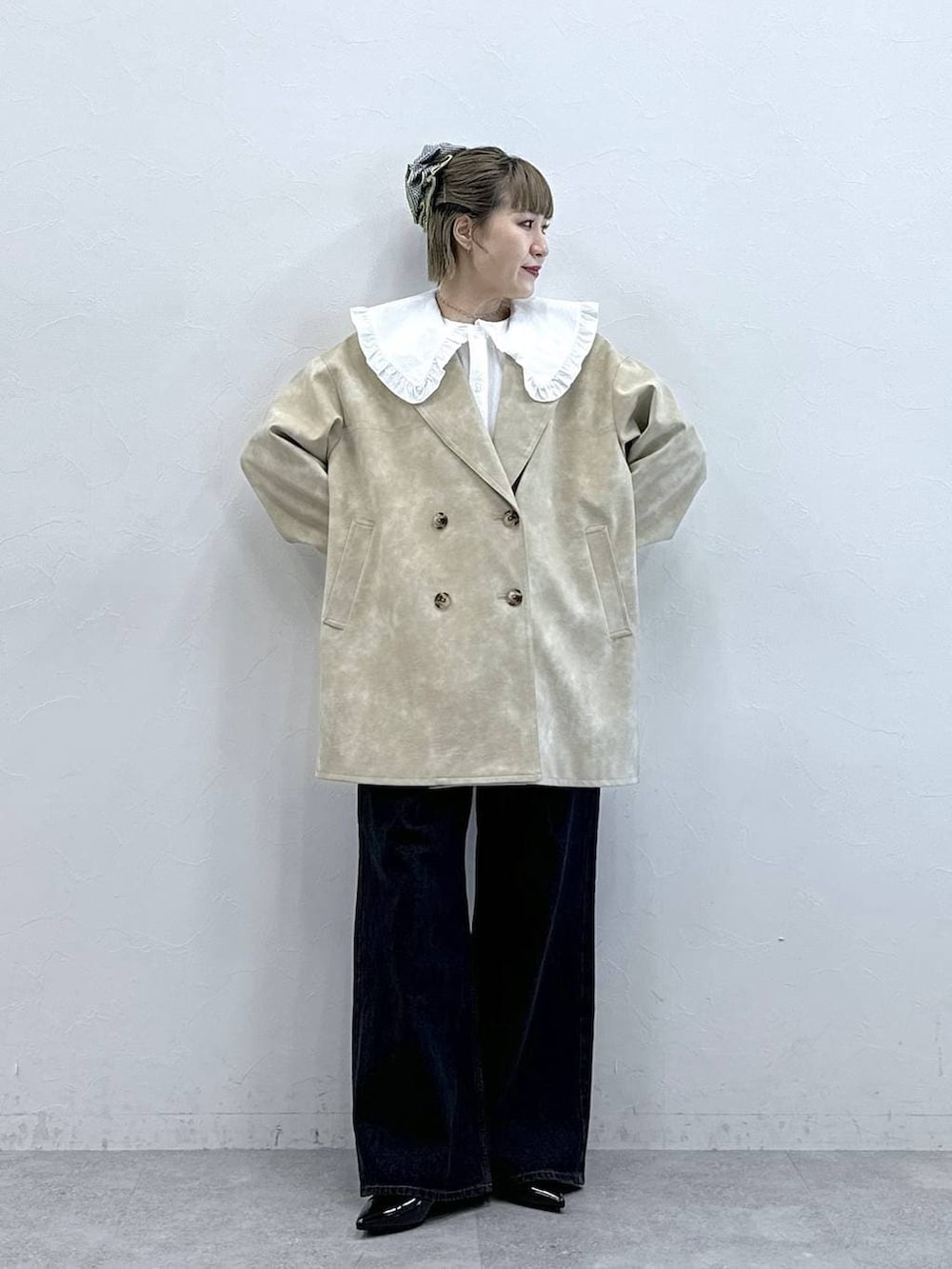 ホワイト系のシャツ/ブラウス、ブラック系のパンプス、ホワイト系のテーラードジャケットを着用したレディースの冬コーディネートの2枚目の写真