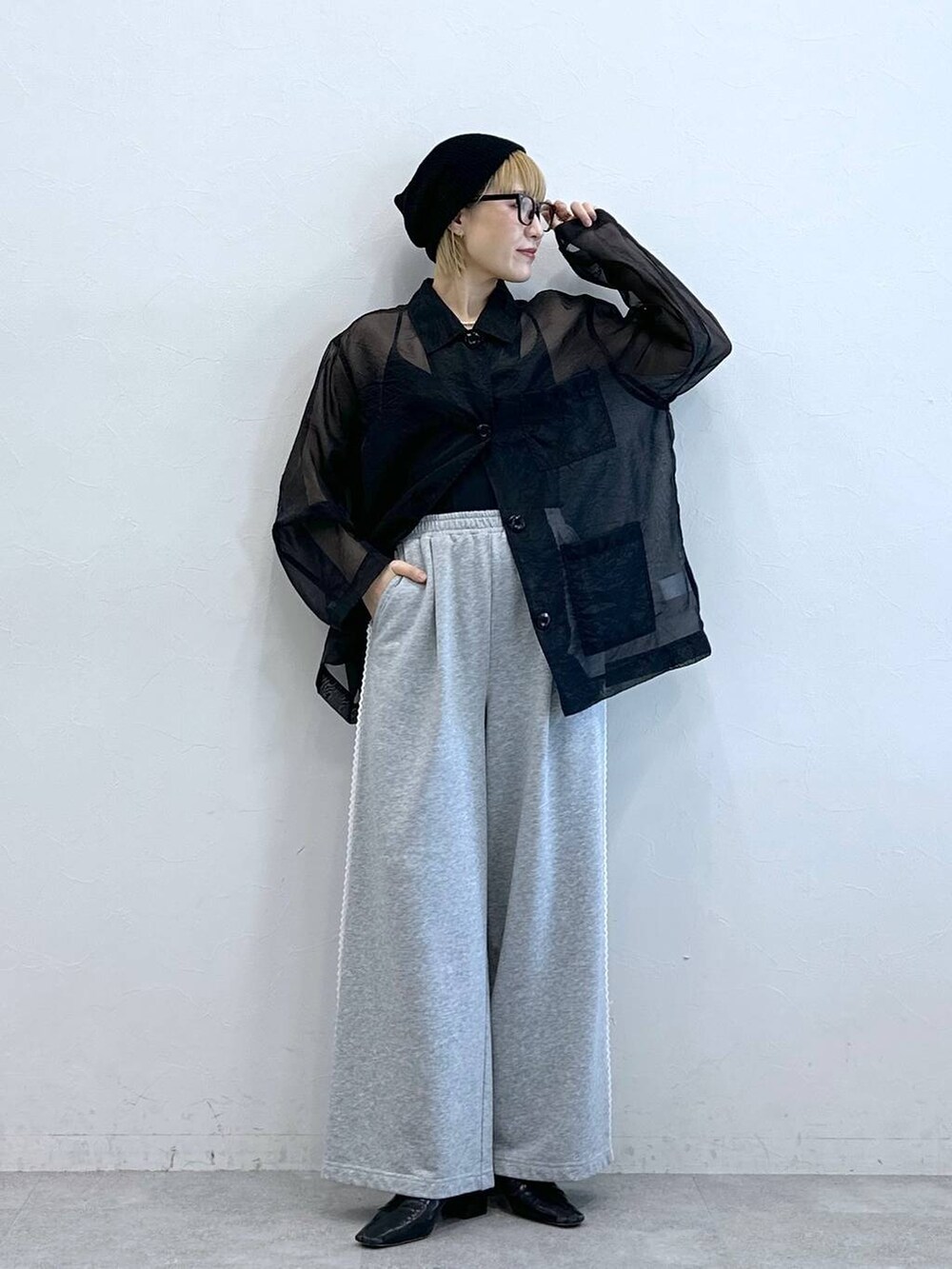 グレー系のスウェットパンツ、ブラック系のシャツ/ブラウス、ブラック系のニットキャップ/ビーニーを着用したレディースの夏コーディネートの4枚目の写真