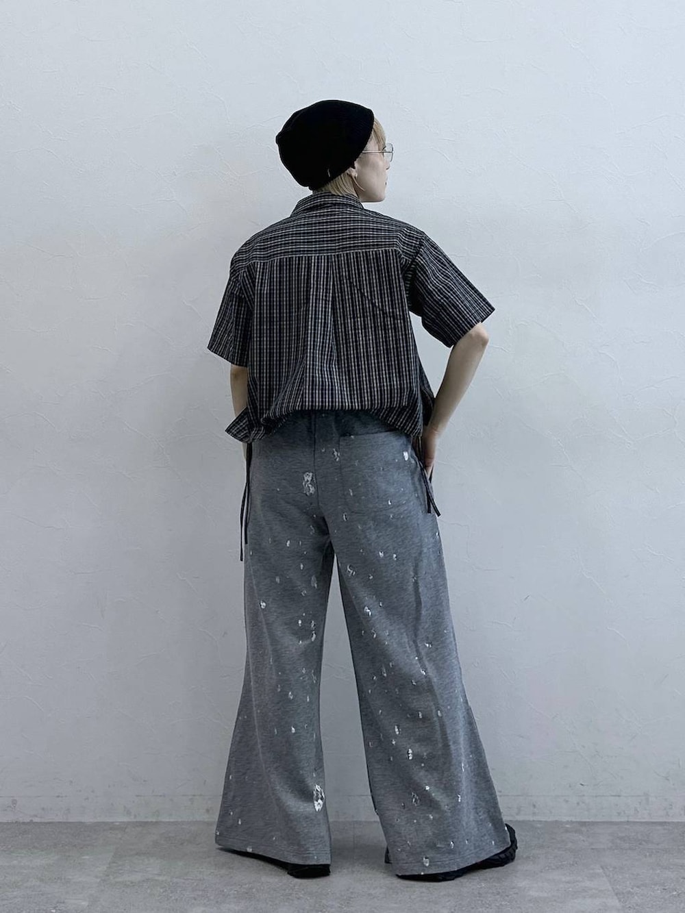 ブラック系のシャツ/ブラウス、グレー系のスウェットパンツ、ブラック系のニットキャップ/ビーニーを着用したレディースの春コーディネートの5枚目の写真