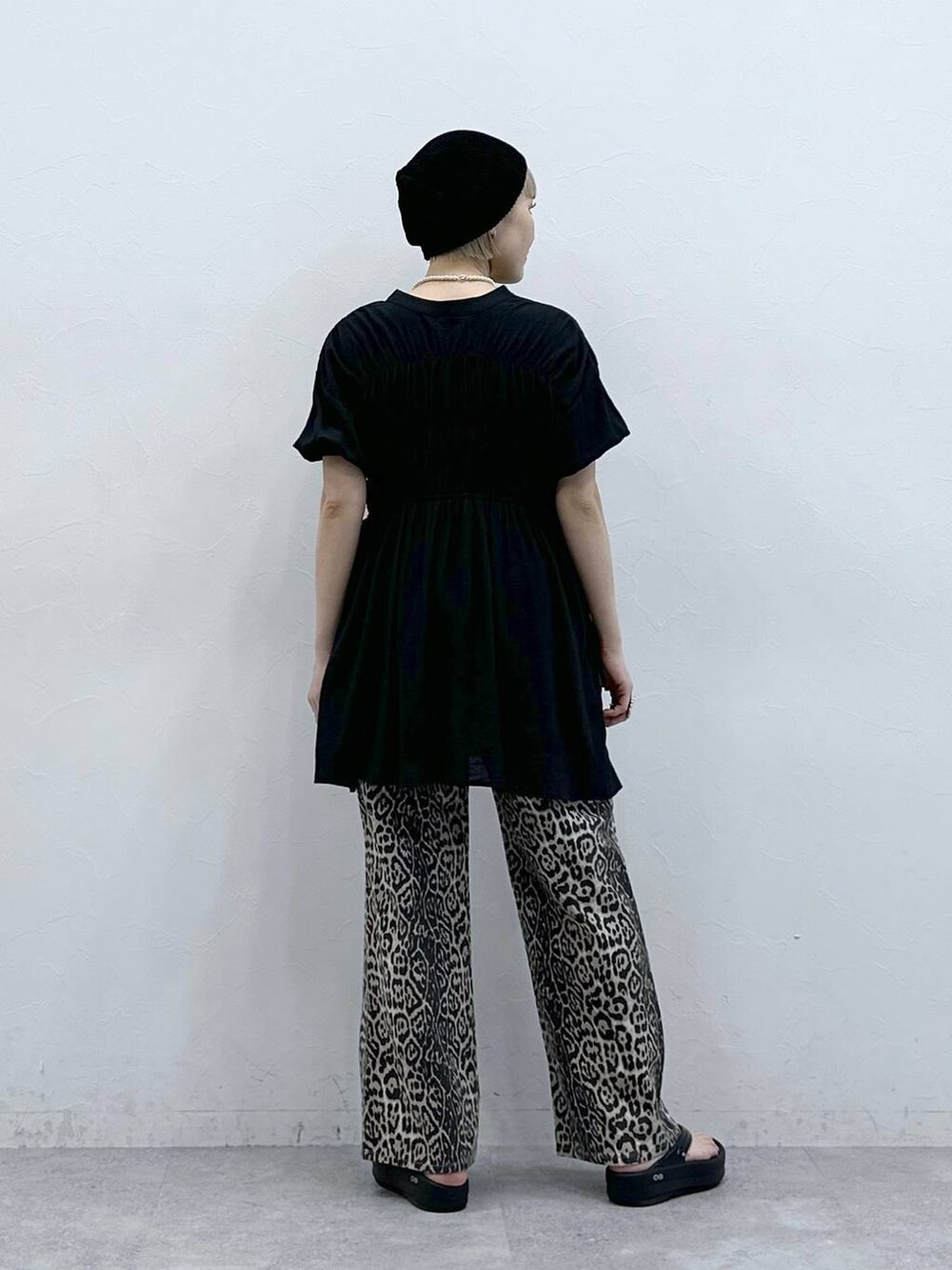 ブラック系のシャツ/ブラウス、ブラック系のサンダル、ブラック系のニットキャップ/ビーニーを着用したレディースの夏コーディネートの7枚目の写真