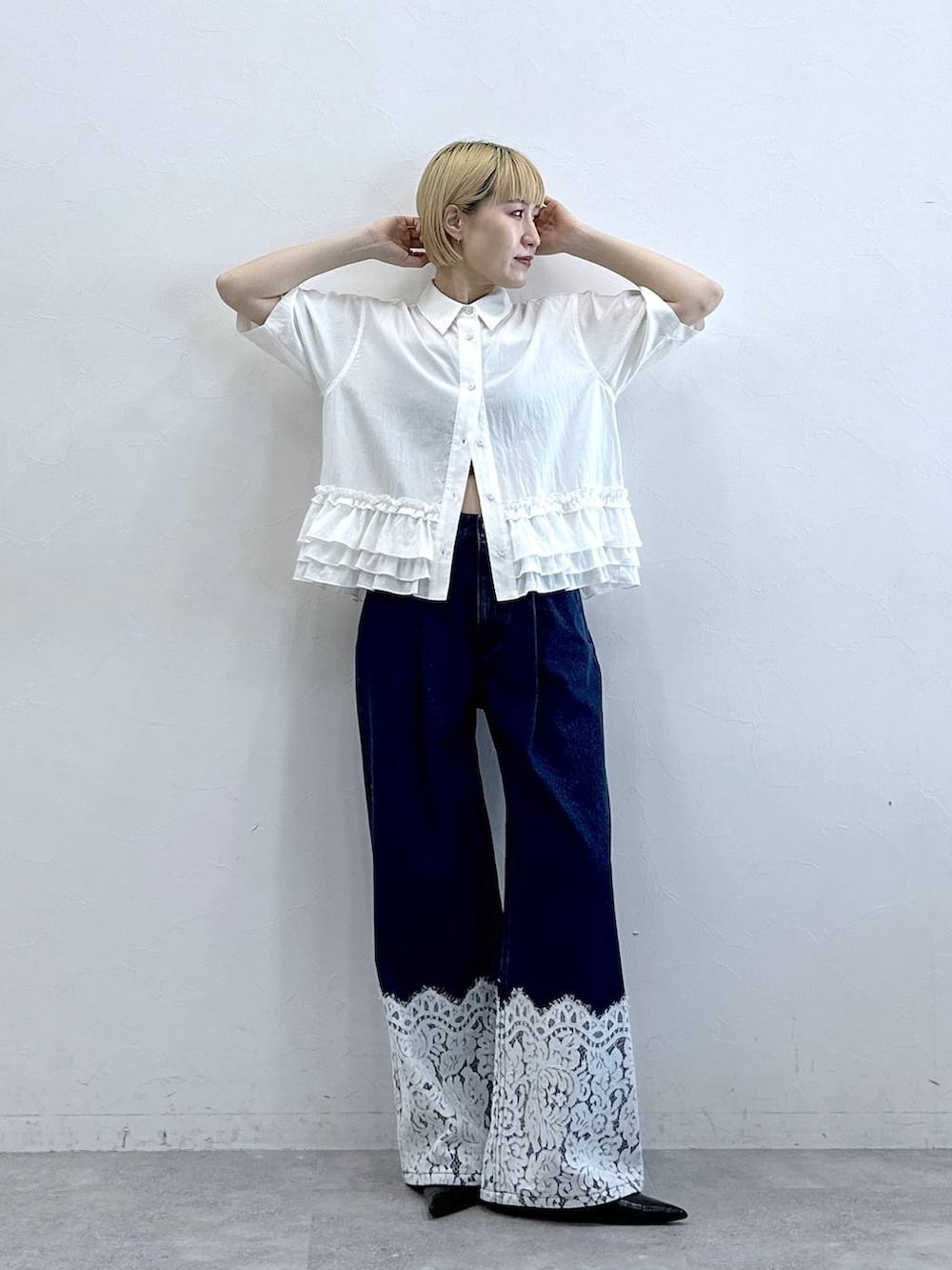 ブルー系のデニムパンツ、ホワイト系のシャツ/ブラウスを着用したレディースの春コーディネートの3枚目の写真