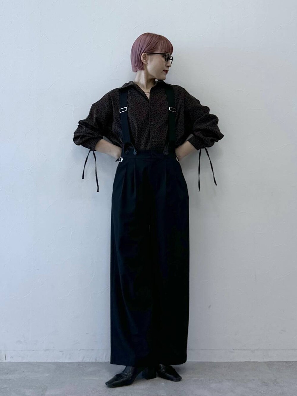 ブラウン系のシャツ/ブラウス、ブラック系のスラックスを着用したレディースの冬コーディネートの3枚目の写真