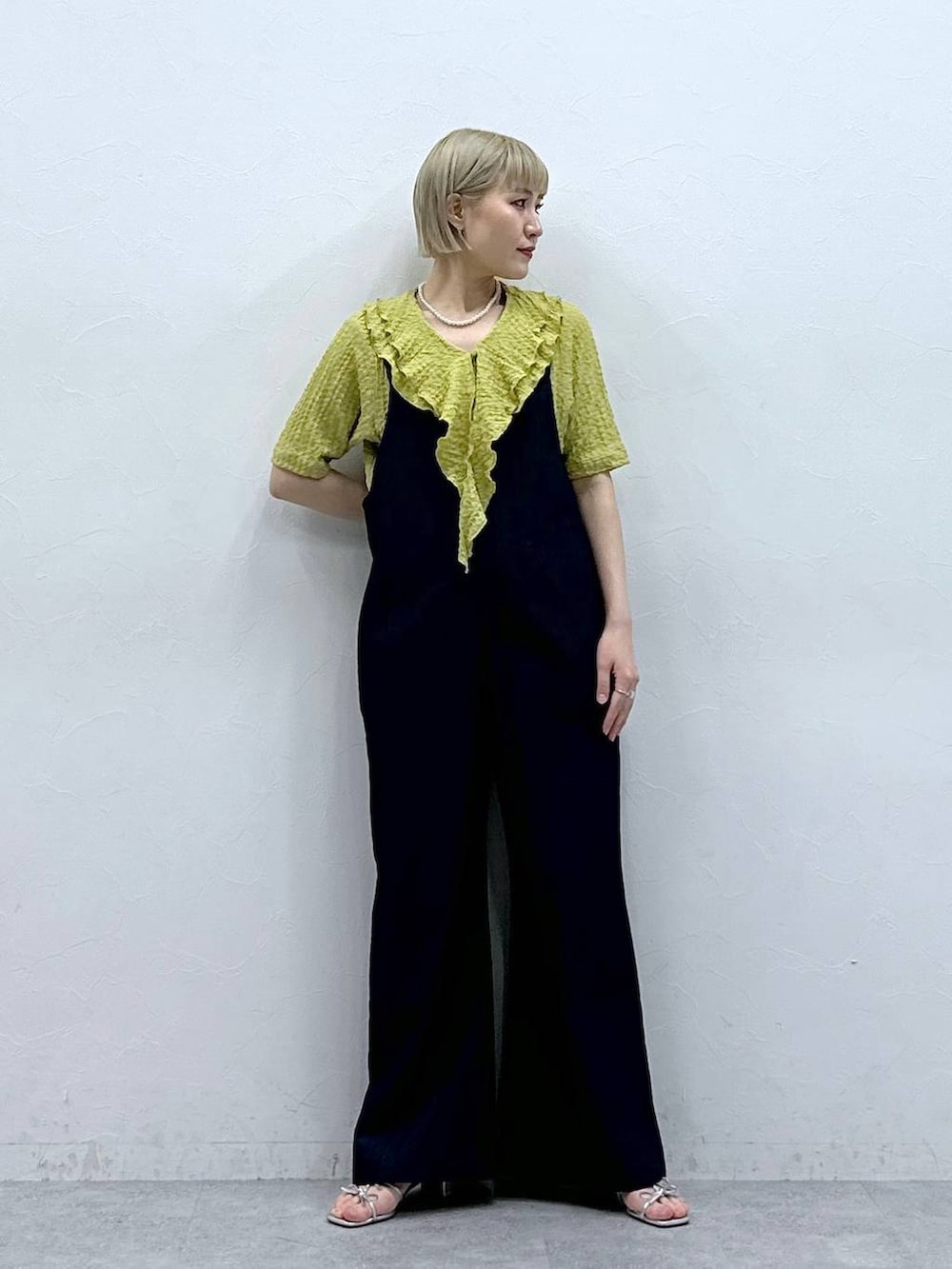 「RAGEBLUEのシャーリングフリルブラウス（シャツ/ブラウス、イエロー系）」を使った、たけおさん（レディース・157cm）の夏コーディネートの3枚目の写真