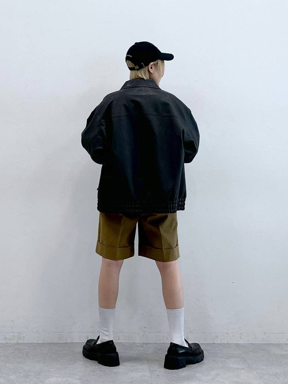 ブラック系のローファー、ブラック系のブルゾン、ブラウン系のニット/セーターを着用したレディースの秋コーディネートの6枚目の写真