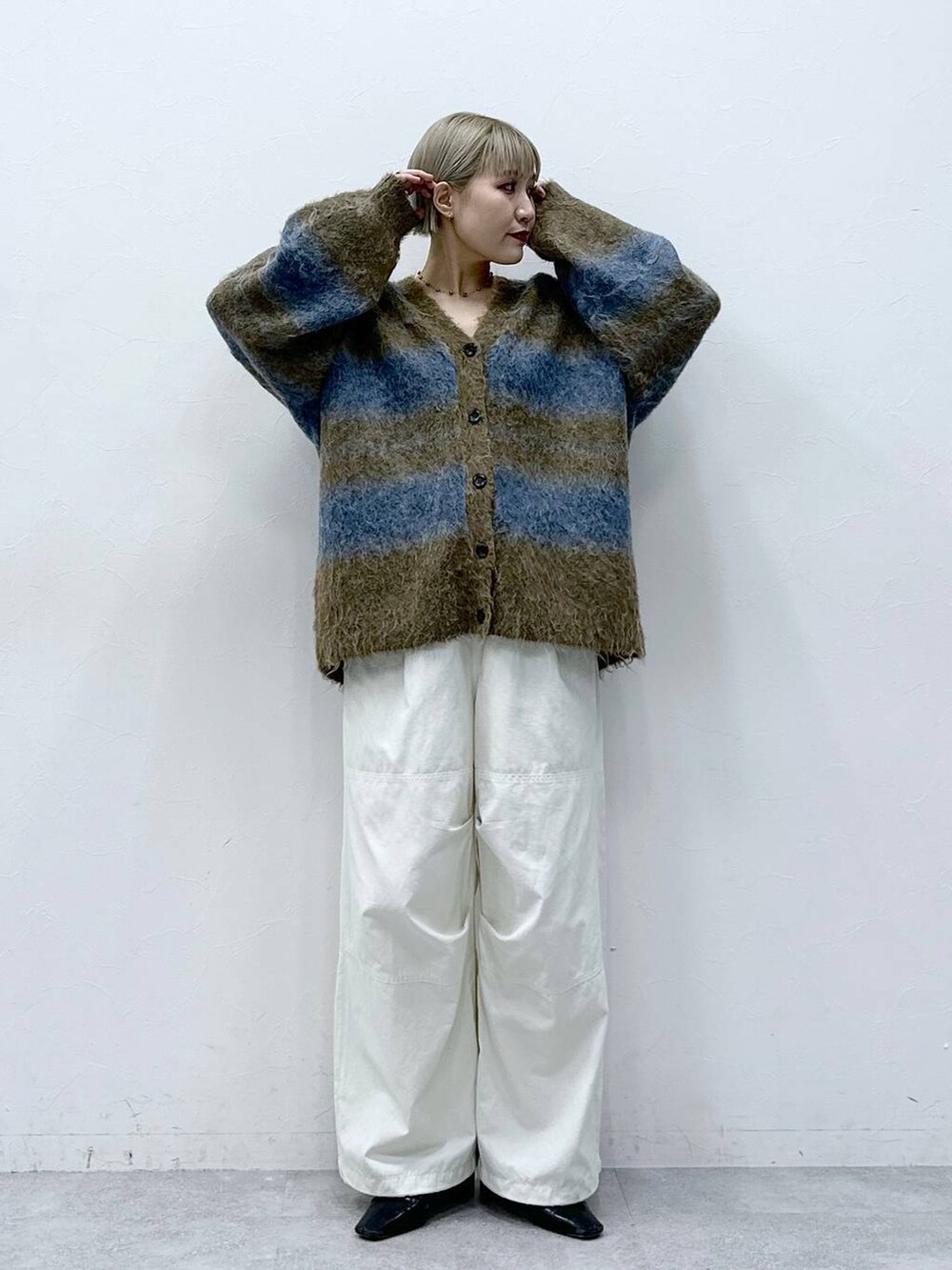 ホワイト系のカーゴパンツ、ブラウン系のカーディガン/ボレロを着用したレディースの秋コーディネートの3枚目の写真