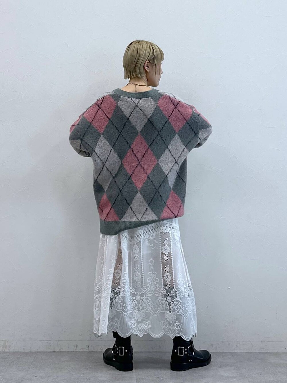 ブラック系のブーツ、グレー系のカーディガン/ボレロ、ホワイト系のスカートを着用したレディースの秋コーディネートの5枚目の写真